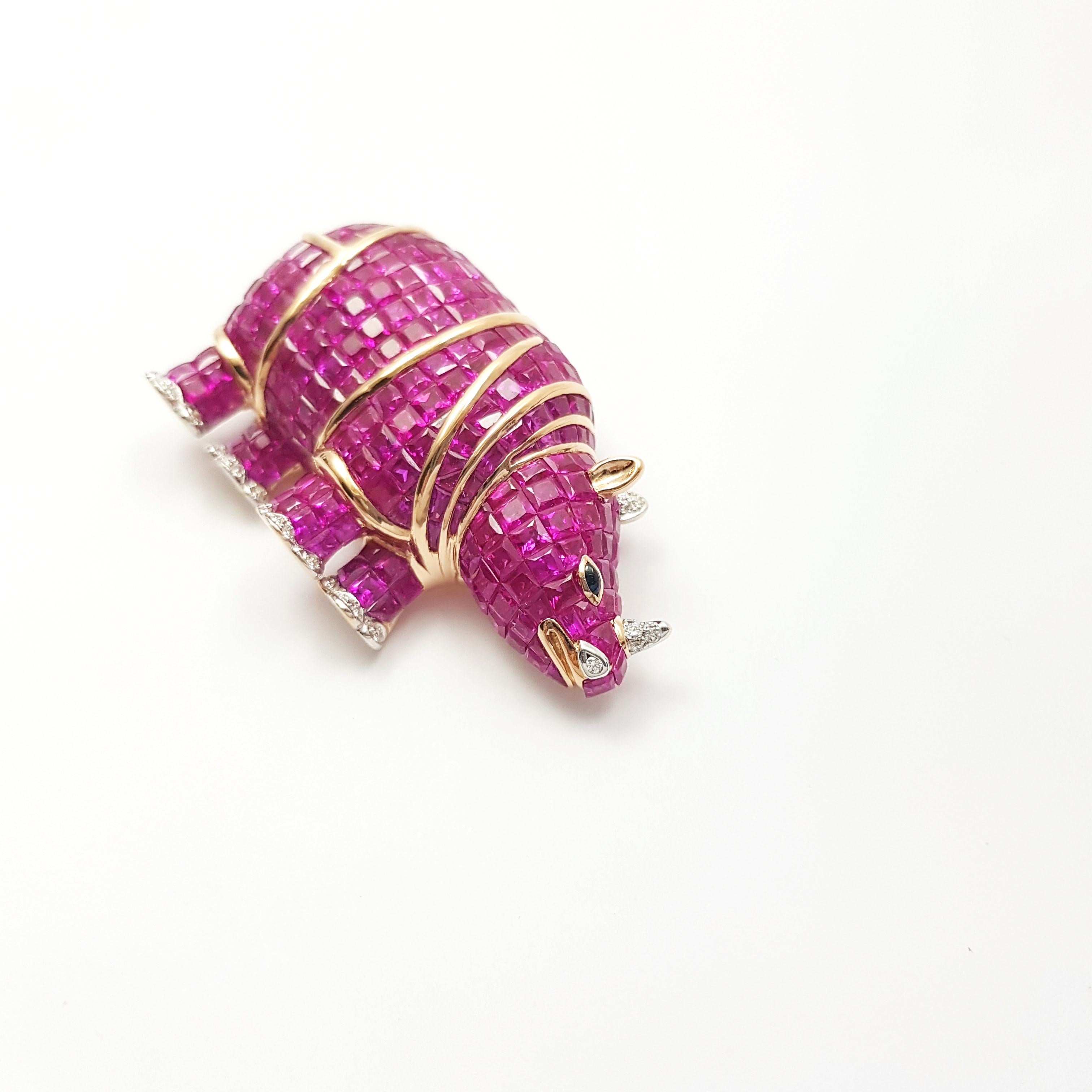 Broche rinoceronte de zafiro rosa, diamante y zafiro negro engastado en oro rosa de 18 quilates Corte mixto en venta