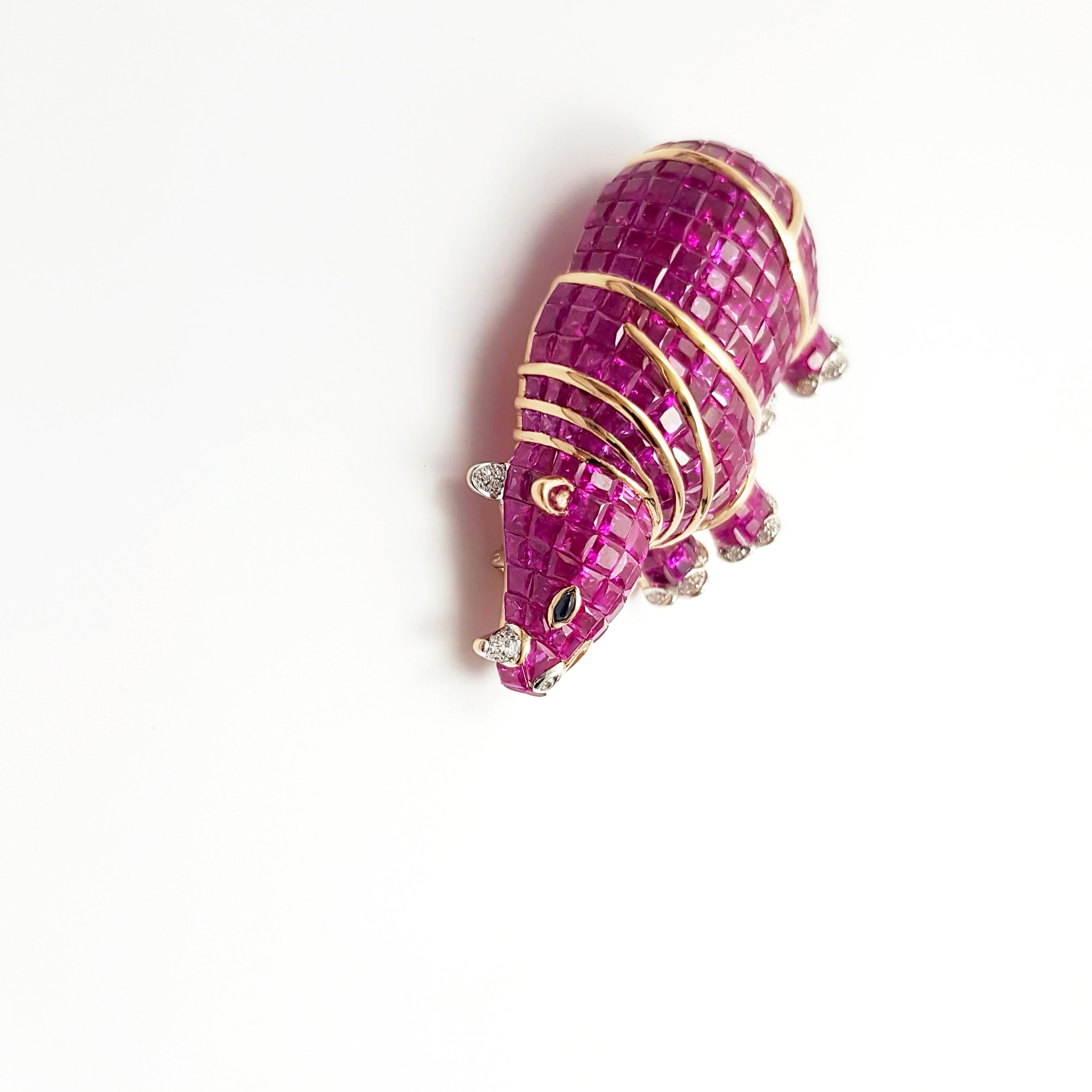 Broche rinoceronte de zafiro rosa, diamante y zafiro negro engastado en oro rosa de 18 quilates en Nuevo estado para la venta en Bangkok, TH