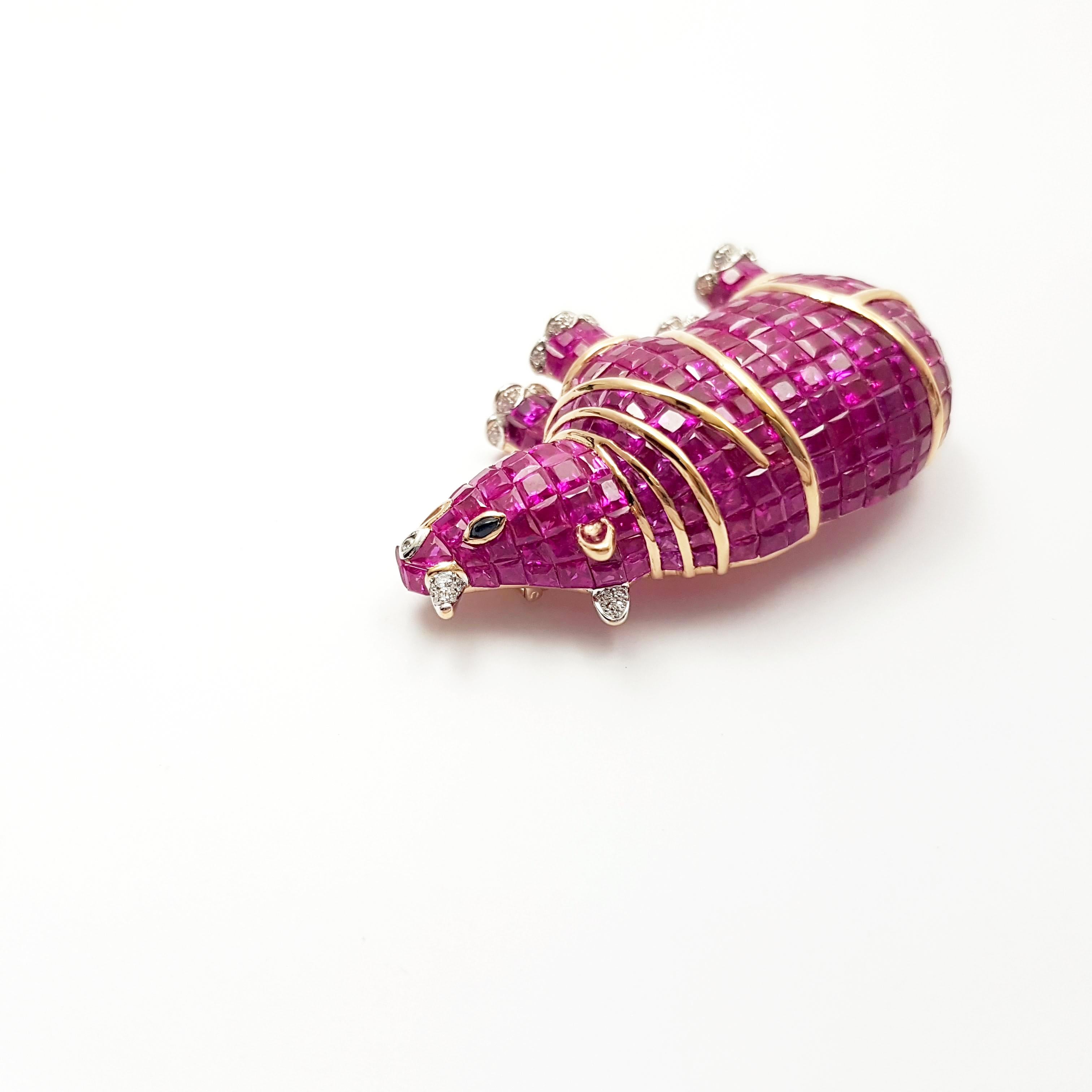 Femenino o masculino Broche rinoceronte de zafiro rosa, diamante y zafiro negro engastado en oro rosa de 18 quilates en venta
