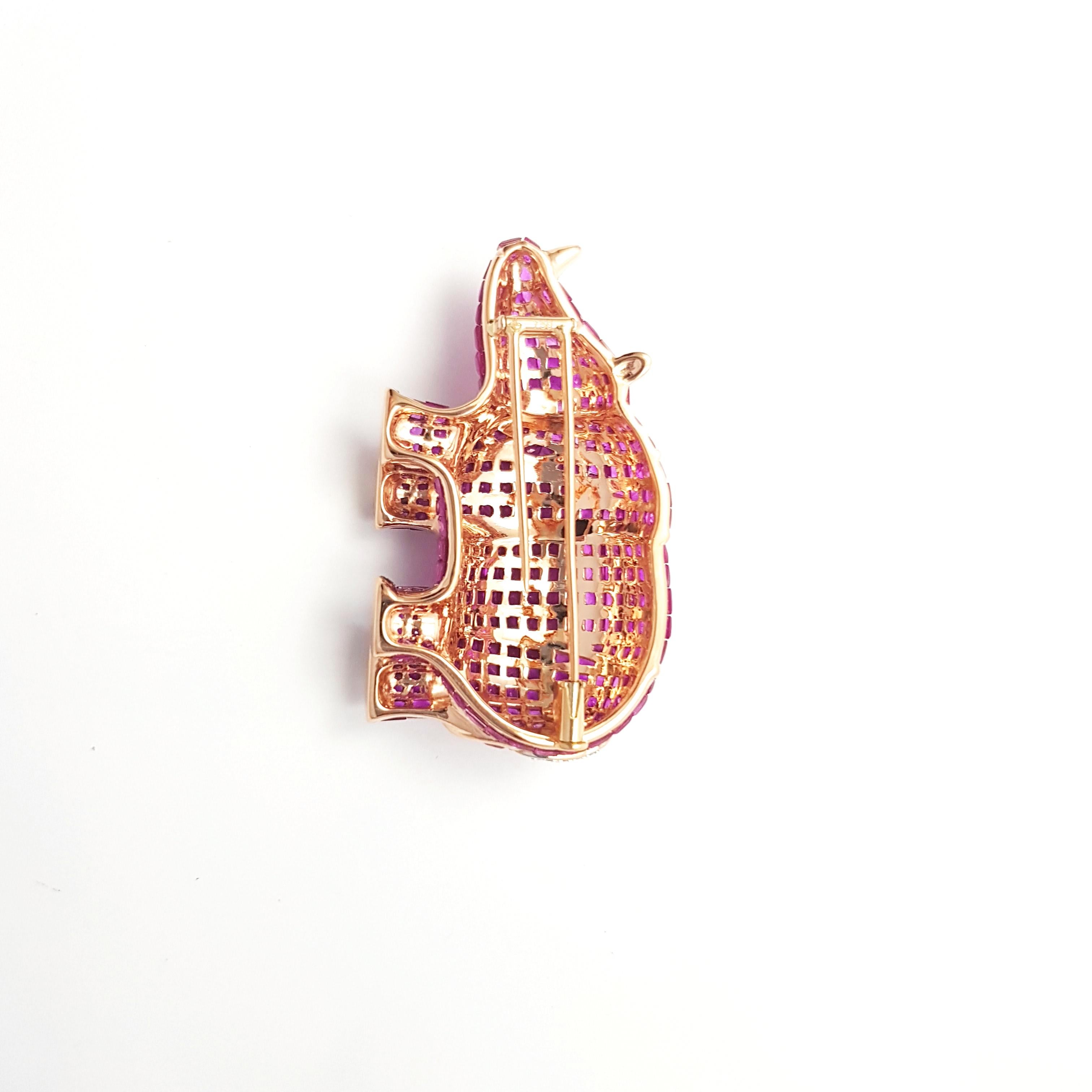 Broche rinoceronte de zafiro rosa, diamante y zafiro negro engastado en oro rosa de 18 quilates en venta 1