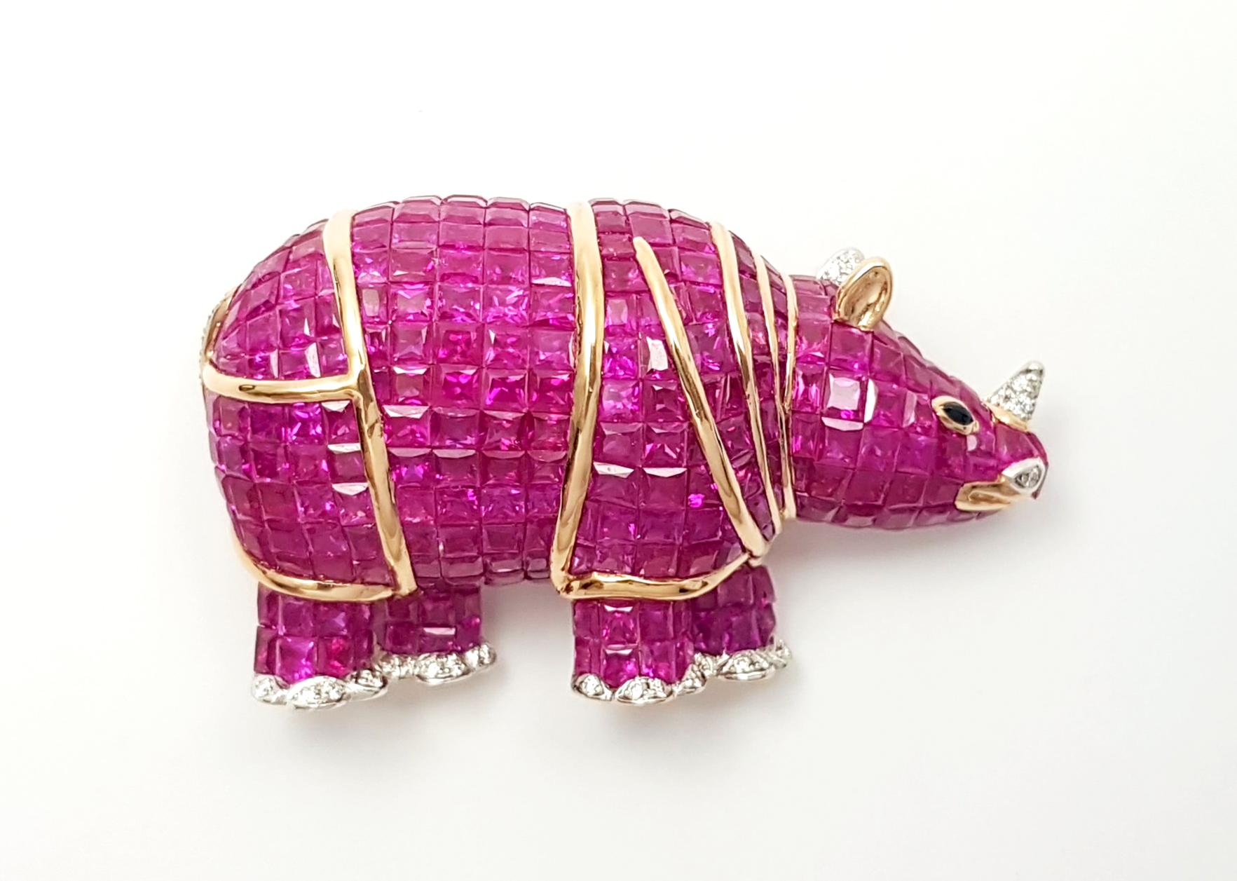 Broche rinoceronte de zafiro rosa, diamante y zafiro negro engastado en oro rosa de 18 quilates en venta 2