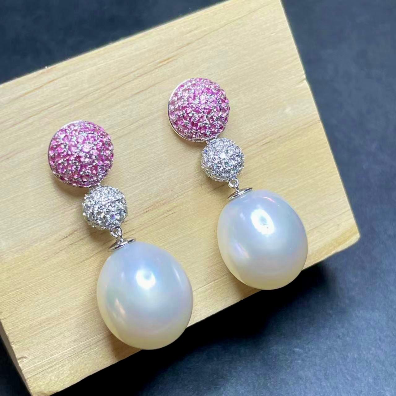 Donna Orecchino Eostre con zaffiro rosa, diamante e perla dei mari del sud in oro bianco 18 carati in vendita