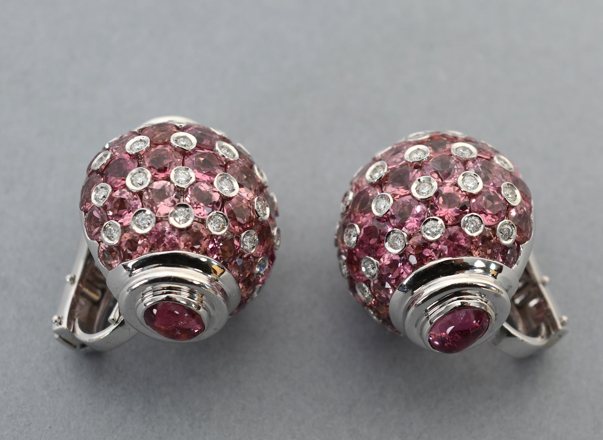 Auffällig, aber nicht zu auffällig - Ohrringe aus rosa Saphir, Turmalin und Diamant.
In den Ohrringen wechseln sich etwa 3 Karat Diamanten mit mehr als 6 Karat Turmalin ab. Der obere und untere Teil sind ovale rosa Saphire. Alle sind in Weißgold