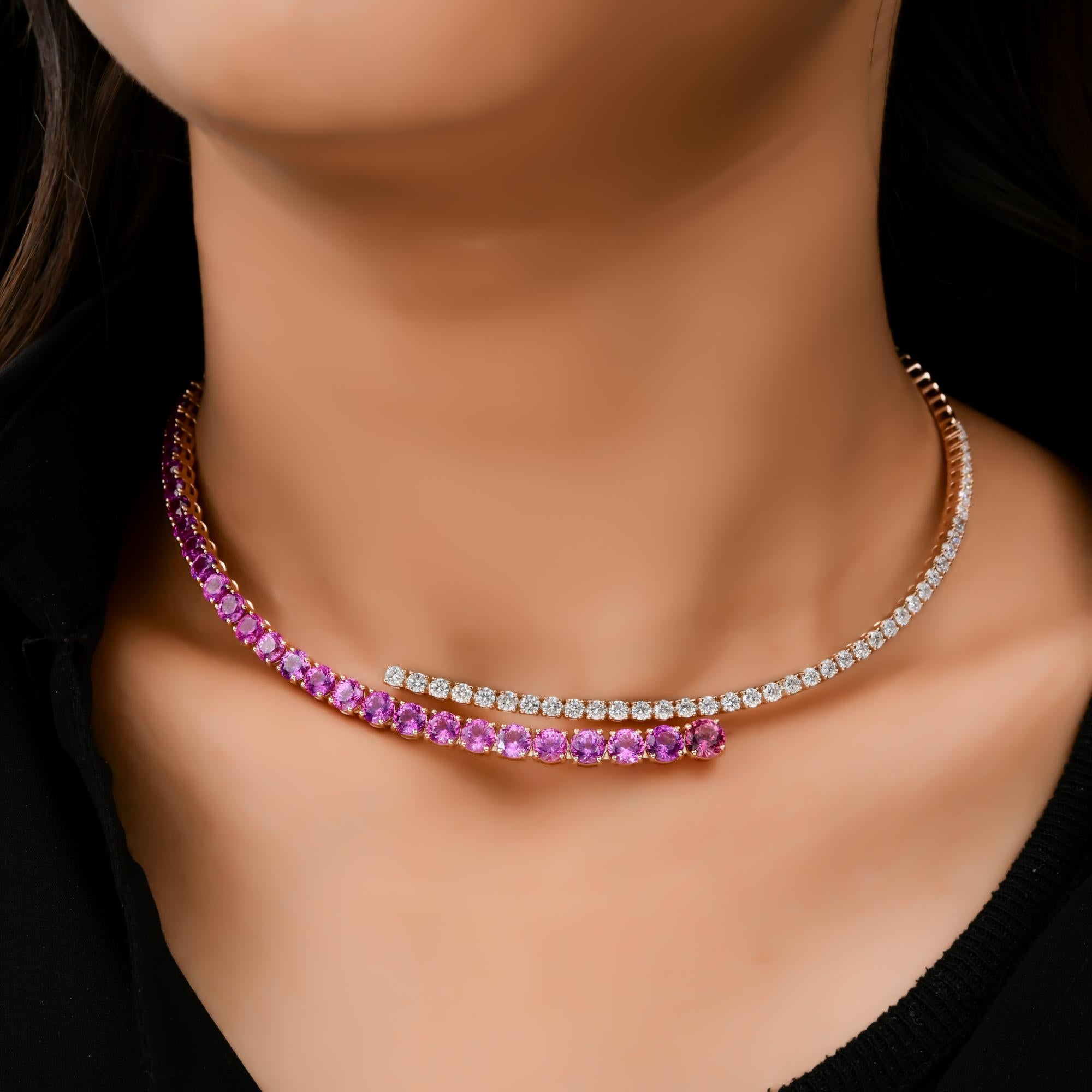 Questa collana Choker Torc in oro rosa 18 carati con zaffiri rosa graduati incastonati su un lato della collana e diamanti di uguali dimensioni incastonati sull'altro lato della collana, sovrapposti nella parte anteriore. 
Lo zaffiro simboleggia