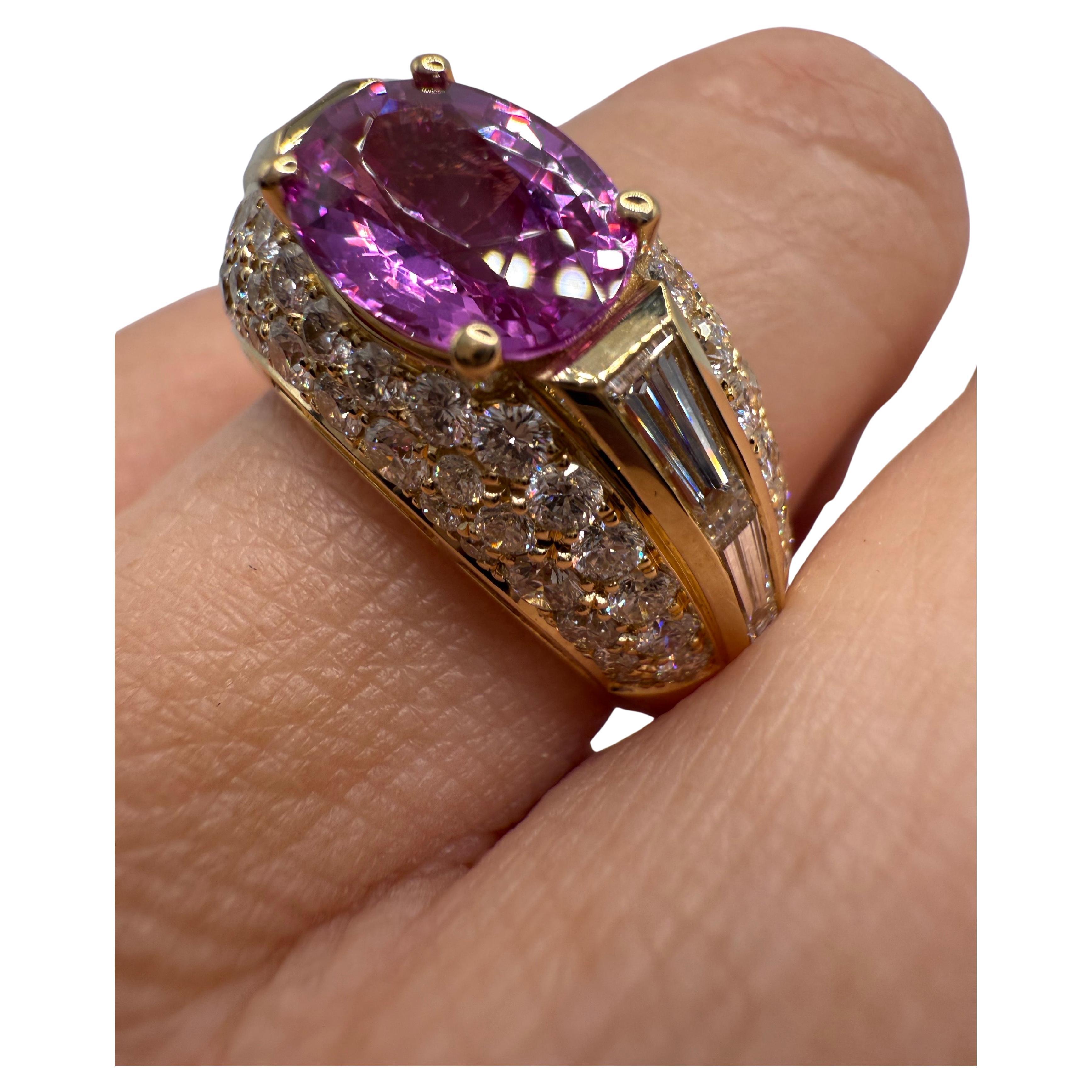 Anello cocktail con zaffiro rosa e diamante in oro 18KT con pavé incastonato, perfettamente realizzato