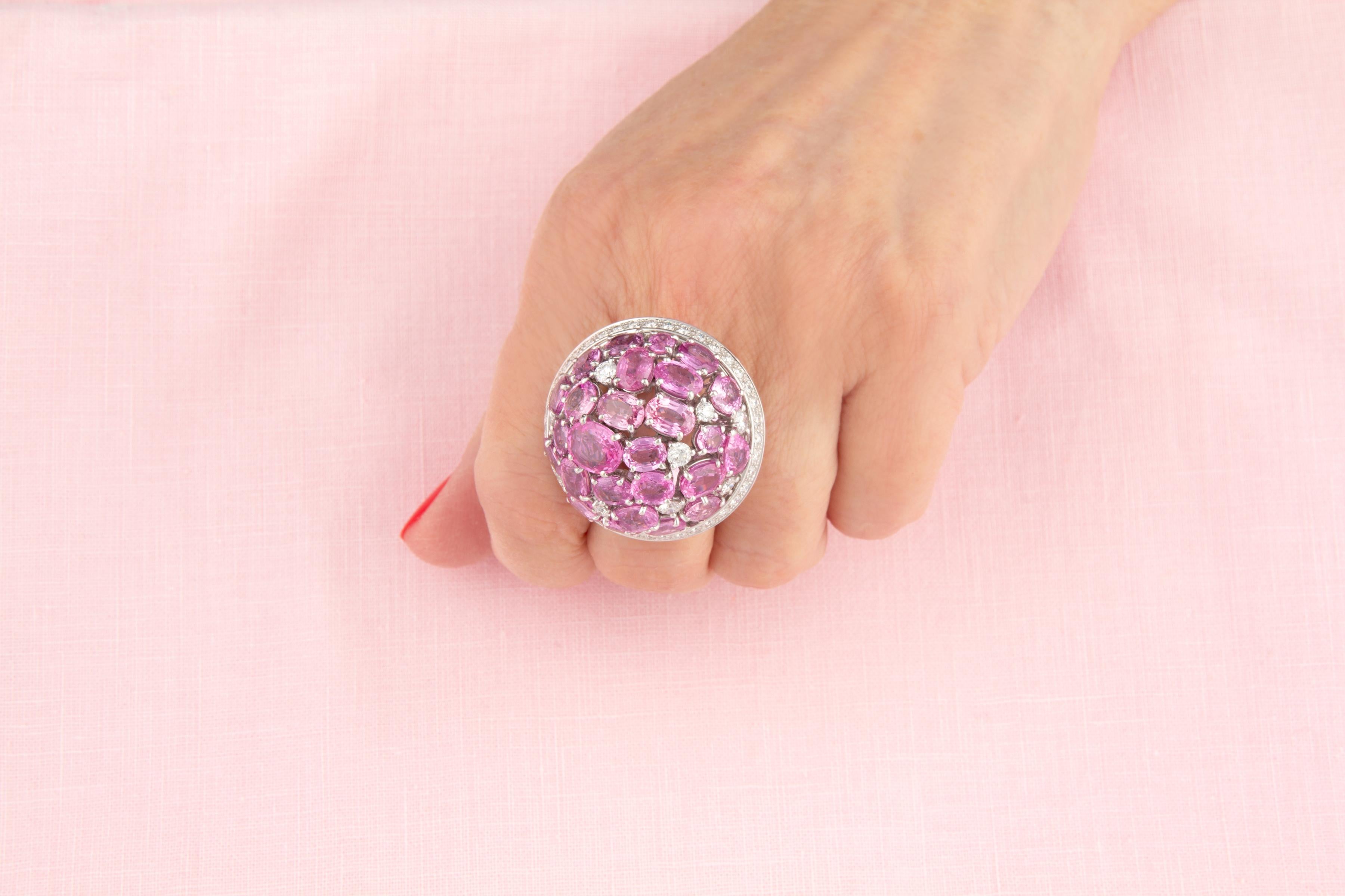 Artista Anello da cocktail con zaffiro rosa e cupola di diamanti, design di Ella Gafter in vendita