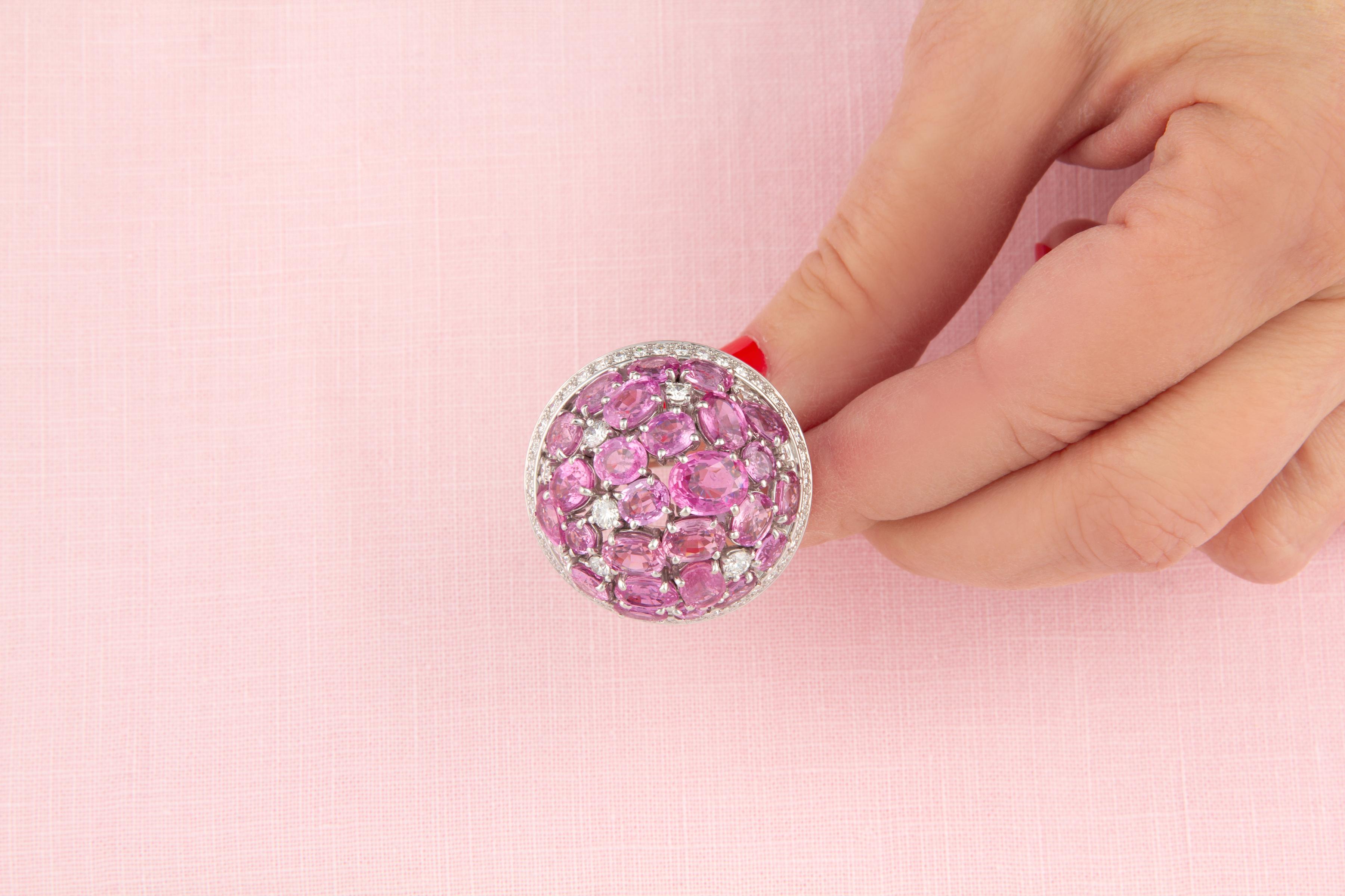 Taglio ovale Anello da cocktail con zaffiro rosa e cupola di diamanti, design di Ella Gafter in vendita