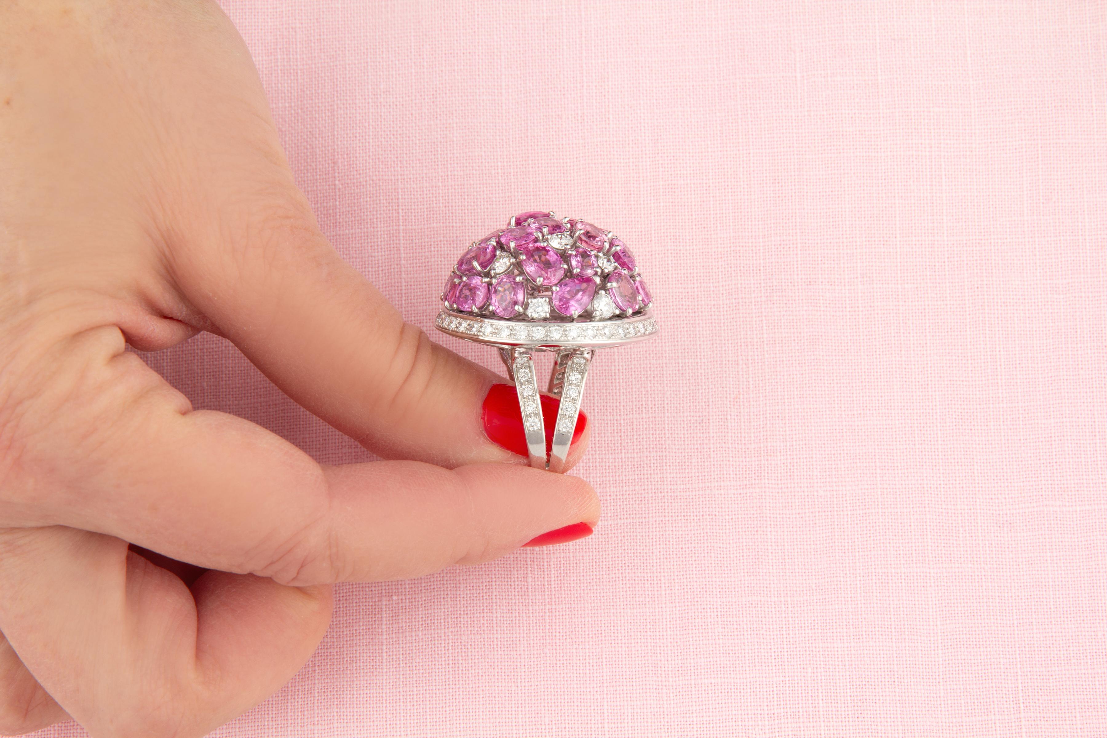 Anello da cocktail con zaffiro rosa e cupola di diamanti, design di Ella Gafter In condizioni Nuovo in vendita a New York, NY