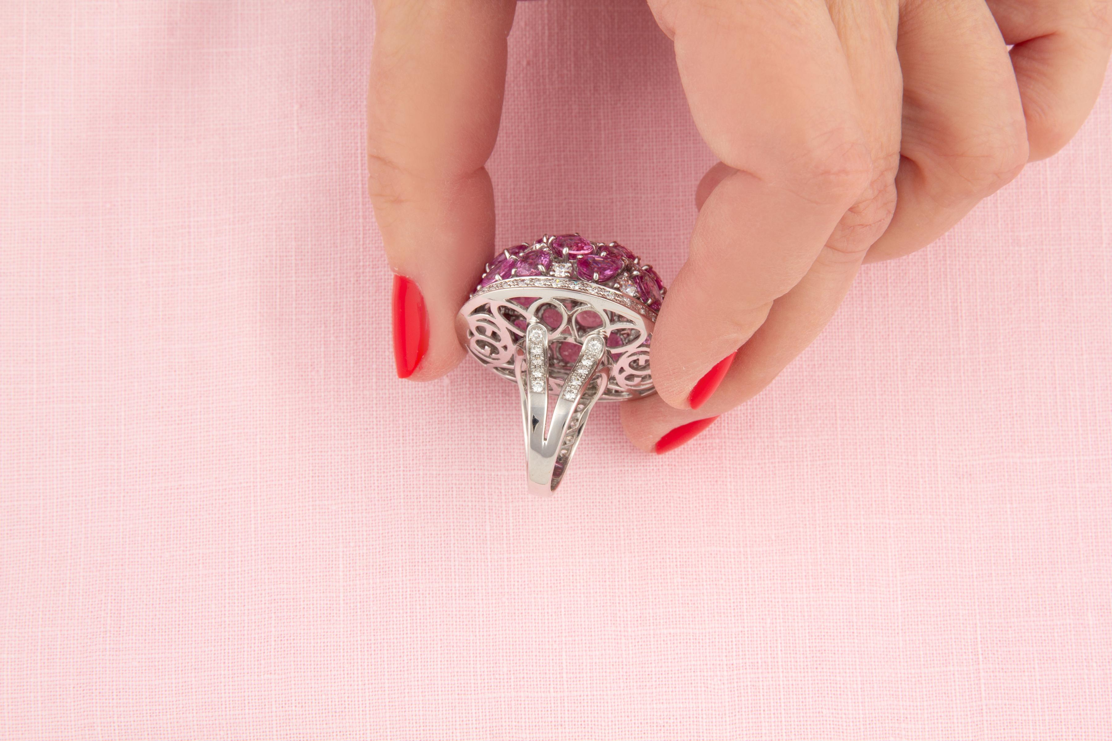 Anello da cocktail con zaffiro rosa e cupola di diamanti, design di Ella Gafter in vendita 1