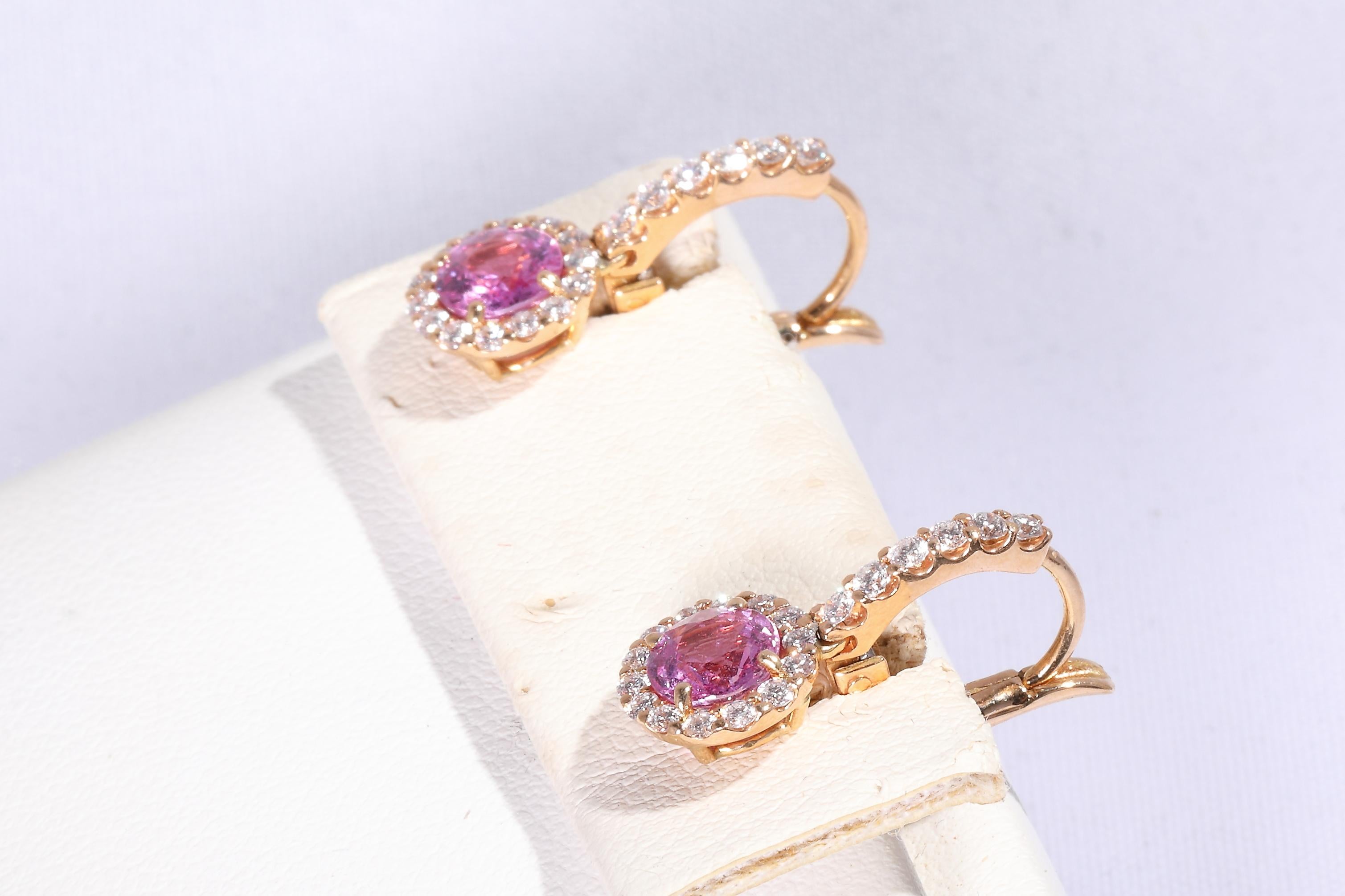 18 ct red gold
hallmarked with fineness 750
1,64 ct pink sapphire
0,53 ct diamonds
weight together 3,7 gram
Length approx. 2 cm