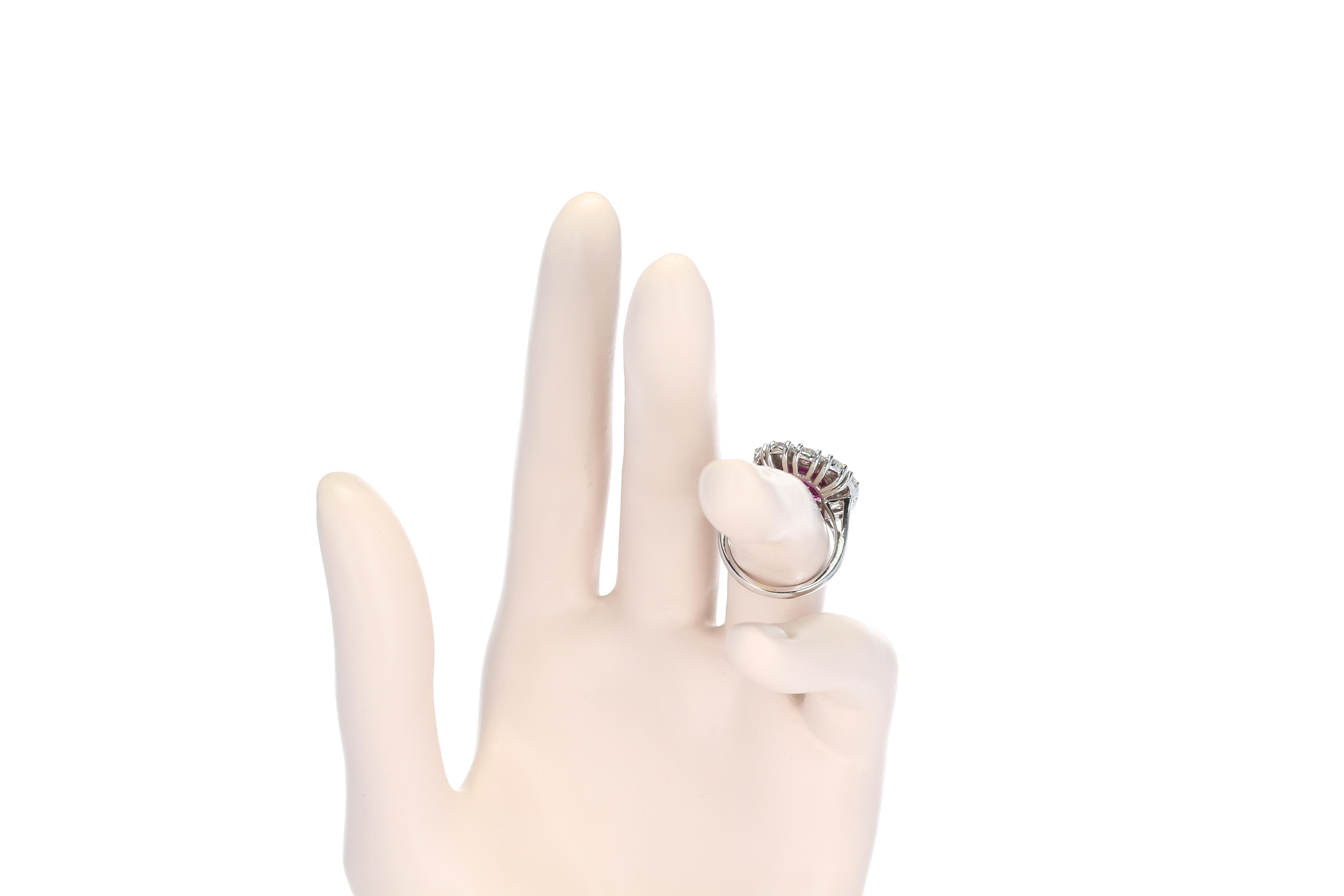 Gold Cluster-Ring mit rosa Saphiren und Diamanten im Zustand „Hervorragend“ im Angebot in New York, NY