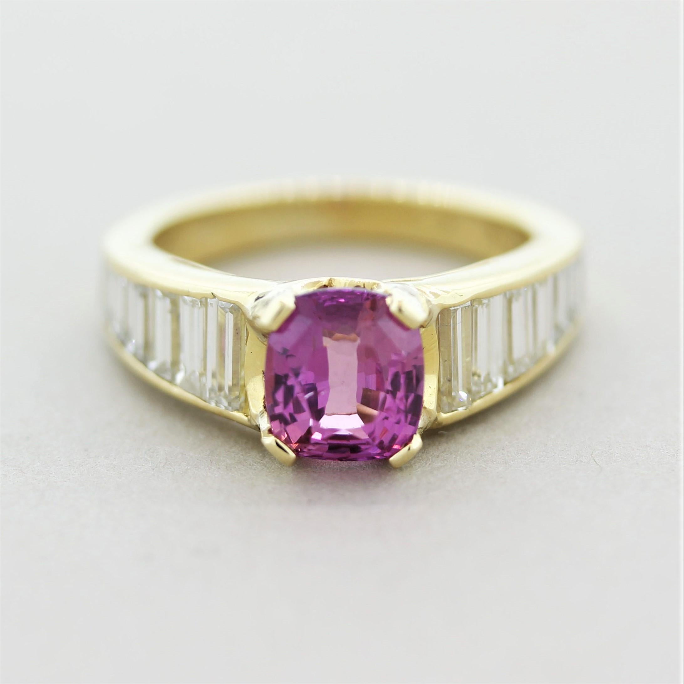 Un anello bello e di classe con un raffinato zaffiro rosa di 2,02 carati. Ha una bella forma a cuscino e un colore rosa-violaceo con un'eccellente brillantezza. È impreziosito da 1,78 carati di diamanti taglio baguette con purezza VS e colore F-G,