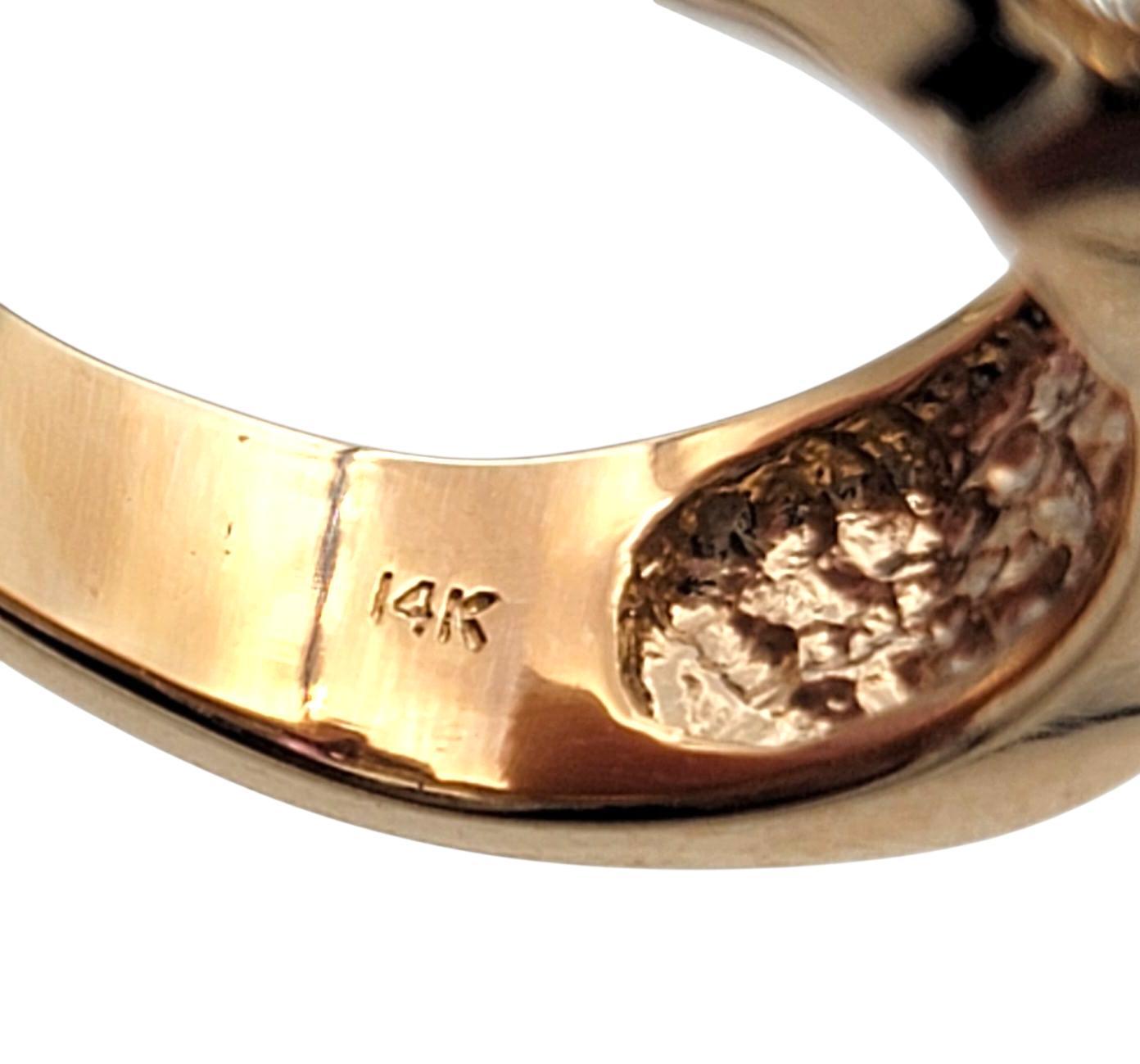 Bague en or rose 14 carats avec incrustation de saphirs roses, diamants et nacre en vente 4