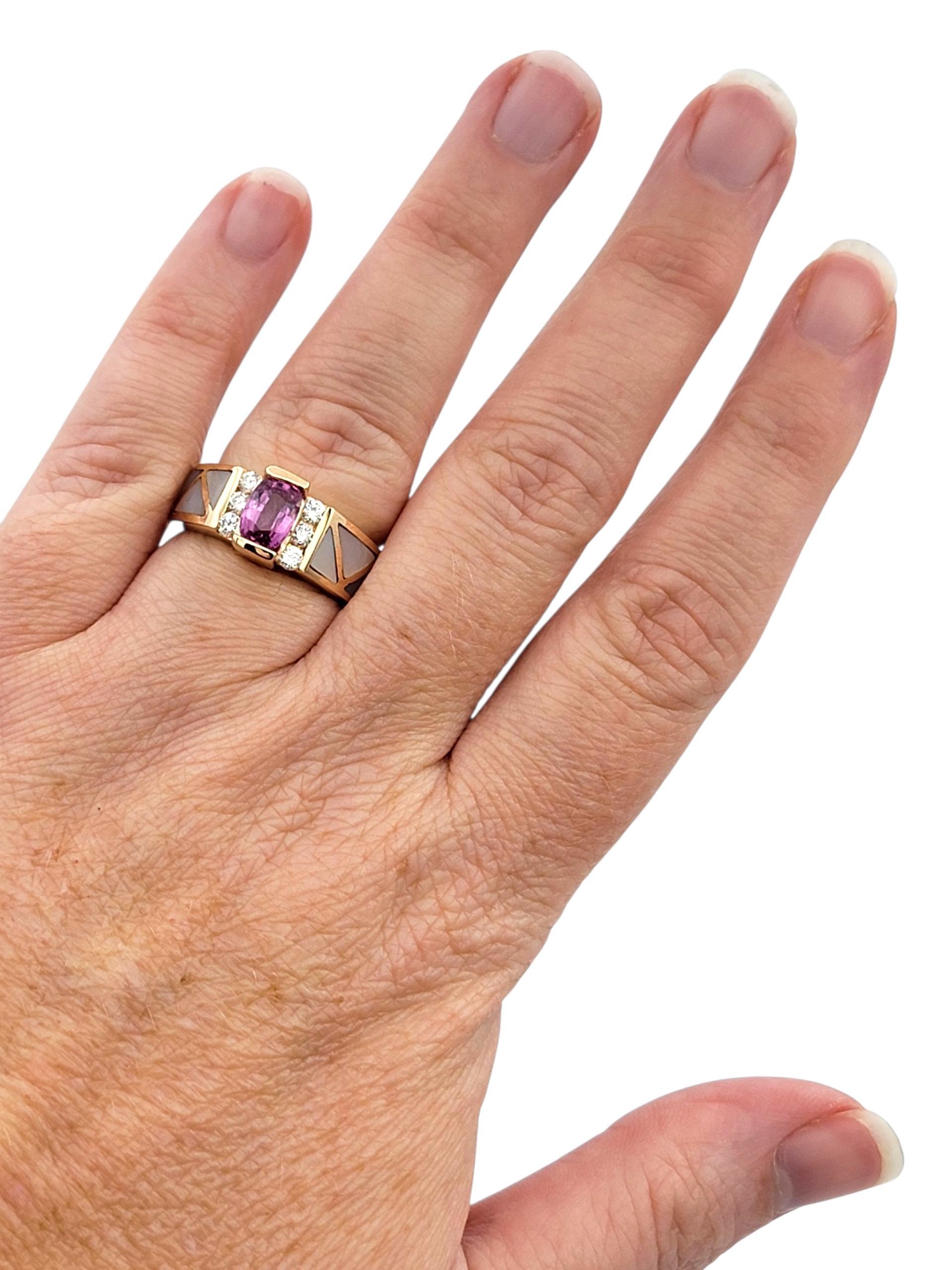 Bague en or rose 14 carats avec incrustation de saphirs roses, diamants et nacre en vente 5