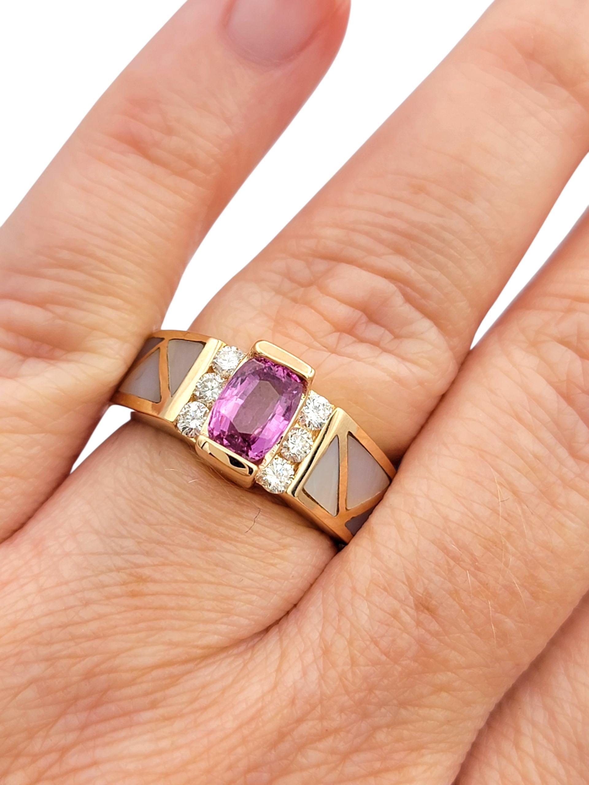 Bague en or rose 14 carats avec incrustation de saphirs roses, diamants et nacre en vente 6