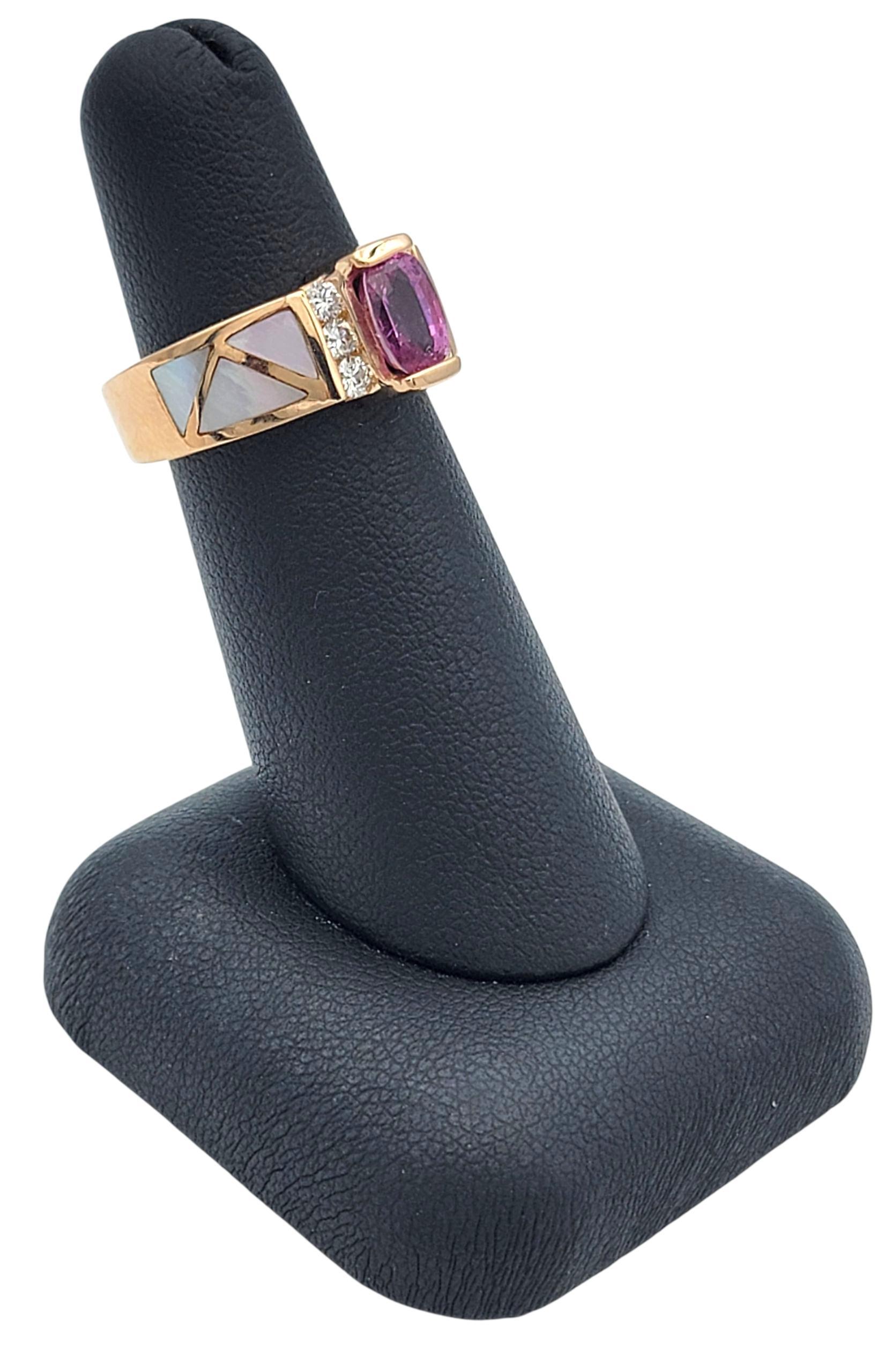 Bague en or rose 14 carats avec incrustation de saphirs roses, diamants et nacre en vente 8