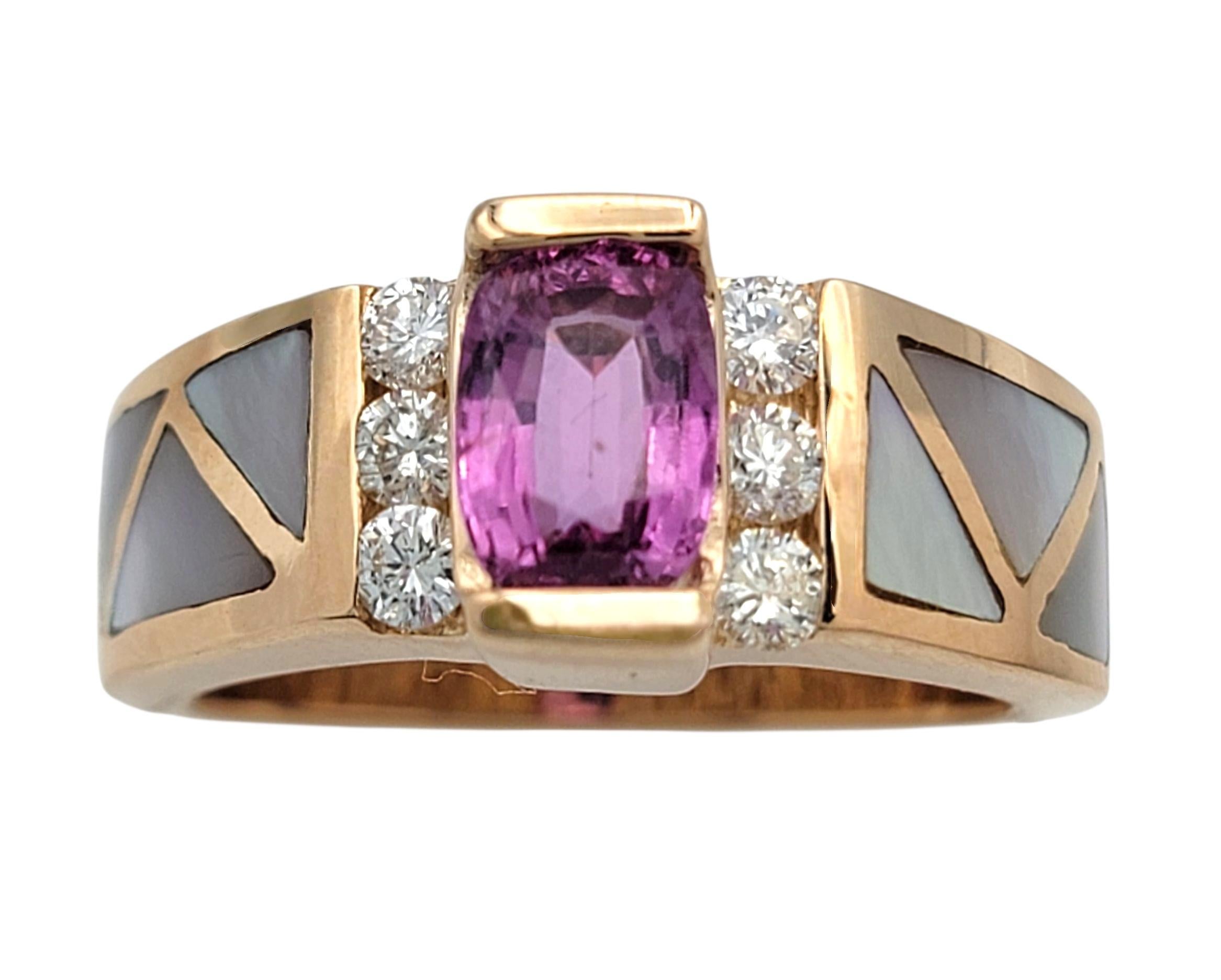 Cette magnifique bague est ornée d'une pierre centrale d'un rose éclatant qui se détache magnifiquement sur sa monture en or rose. Cette pierre précieuse en forme de coussin présente une couleur douce et saturée, à la fois lumineuse et élégante. De
