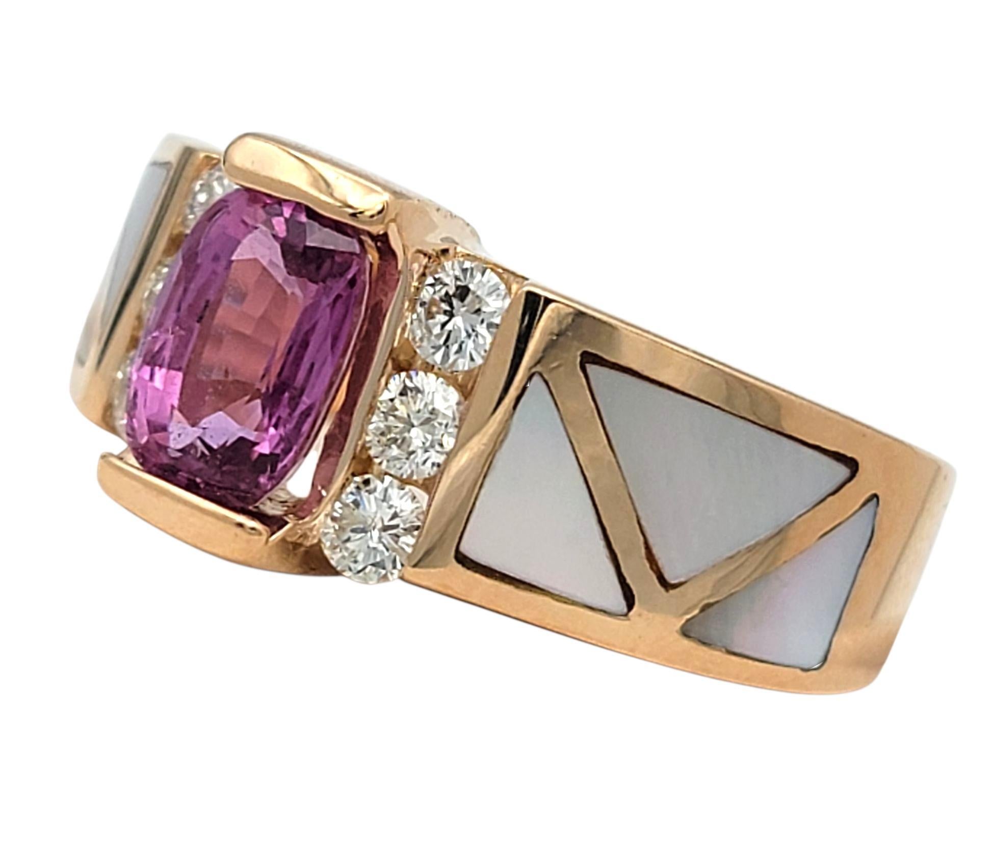 Contemporain Bague en or rose 14 carats avec incrustation de saphirs roses, diamants et nacre en vente