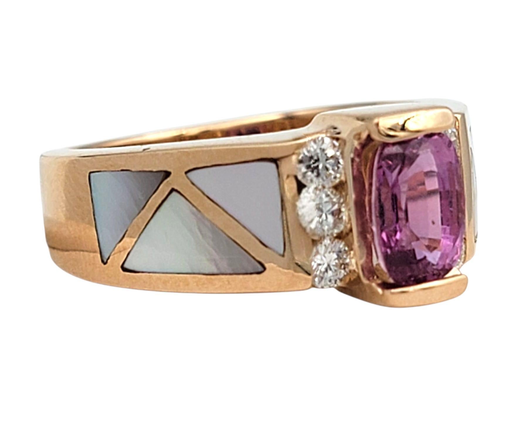 Taille coussin Bague en or rose 14 carats avec incrustation de saphirs roses, diamants et nacre en vente