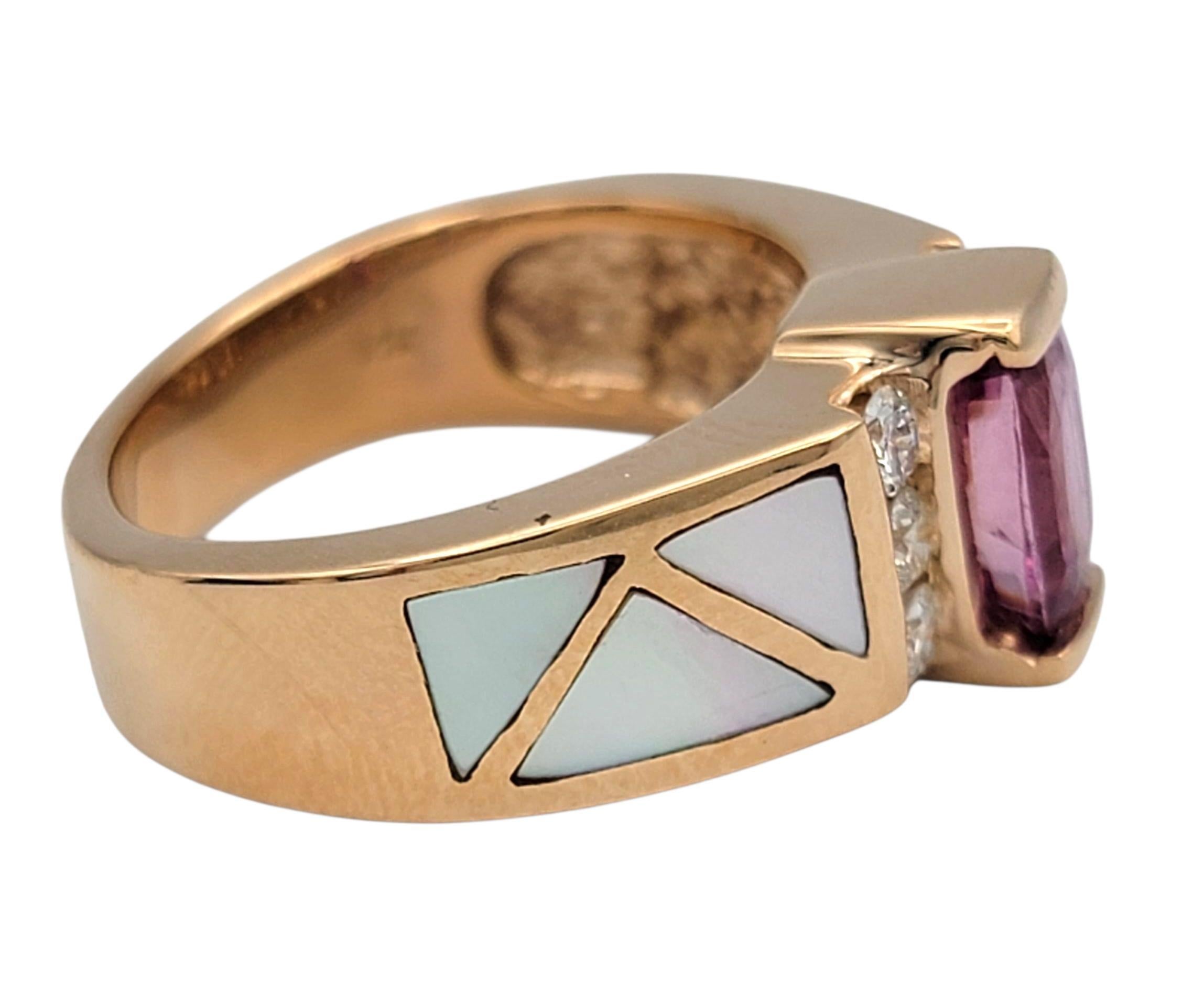 Bague en or rose 14 carats avec incrustation de saphirs roses, diamants et nacre en vente 1