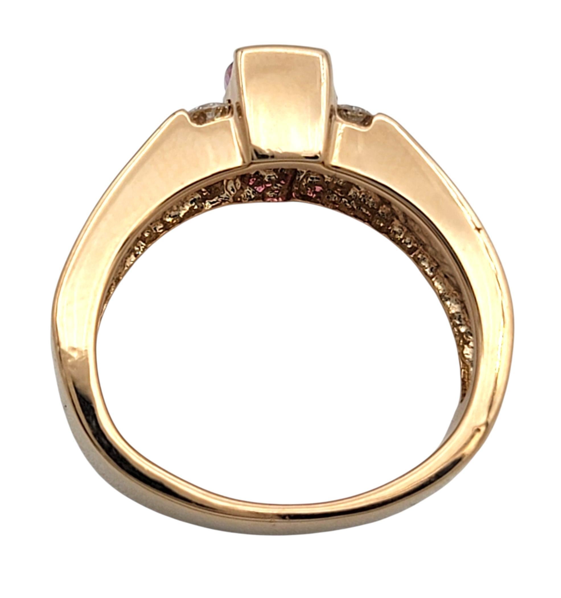 Bague en or rose 14 carats avec incrustation de saphirs roses, diamants et nacre en vente 2