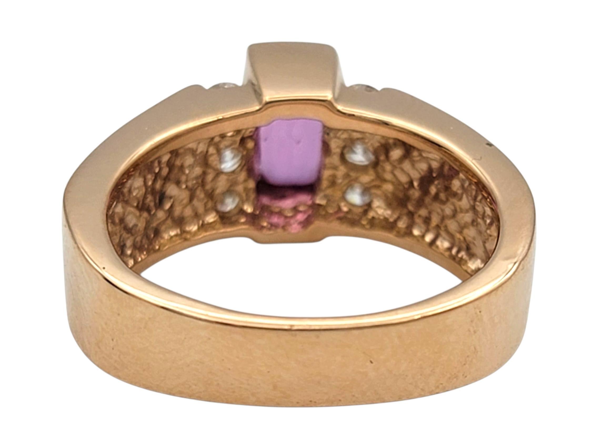 Bague en or rose 14 carats avec incrustation de saphirs roses, diamants et nacre en vente 3