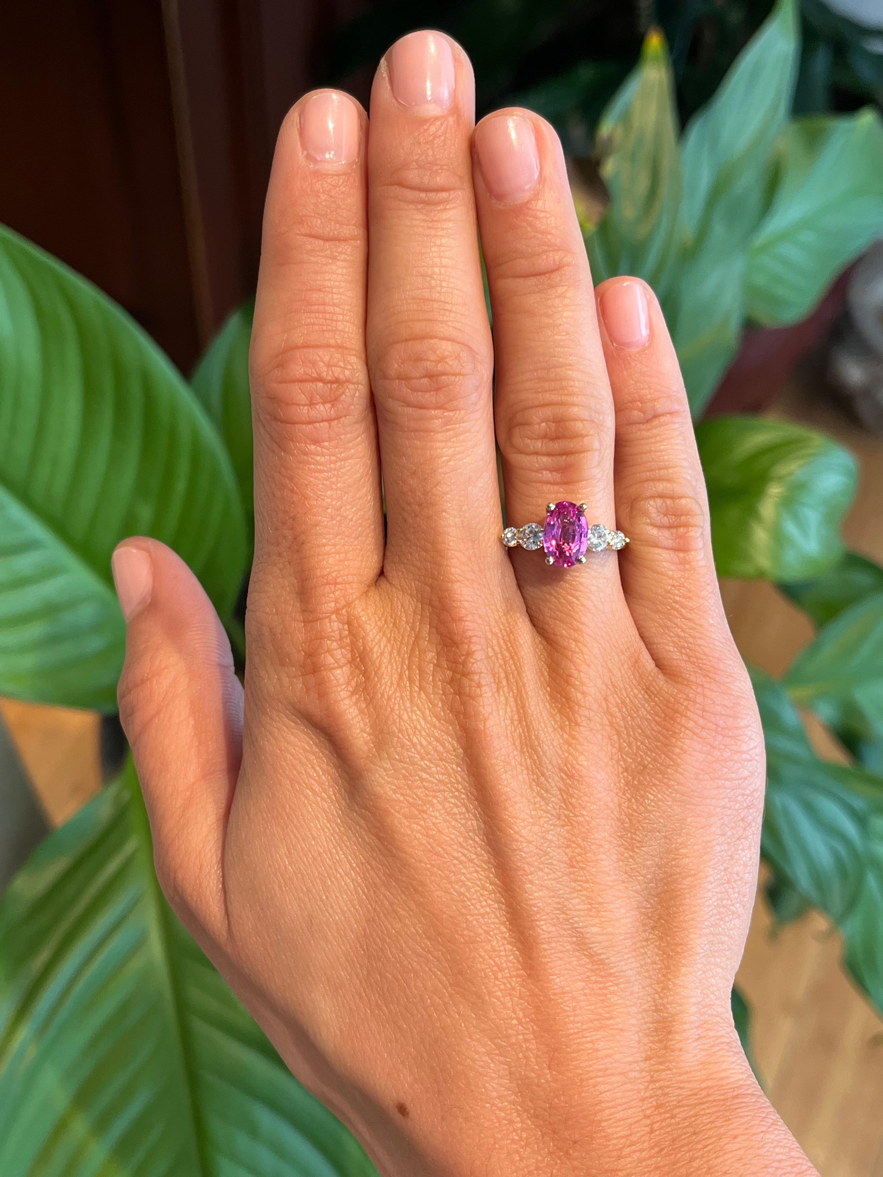 Audace e femminile, questo anello con zaffiro rosa e diamanti è la scelta perfetta per chi cerca un anello di fidanzamento unico o un'aggiunta luminosa e colorata alla propria collezione di gioielli. Lo zaffiro rosa ovale da 1,92ct irradia calore e