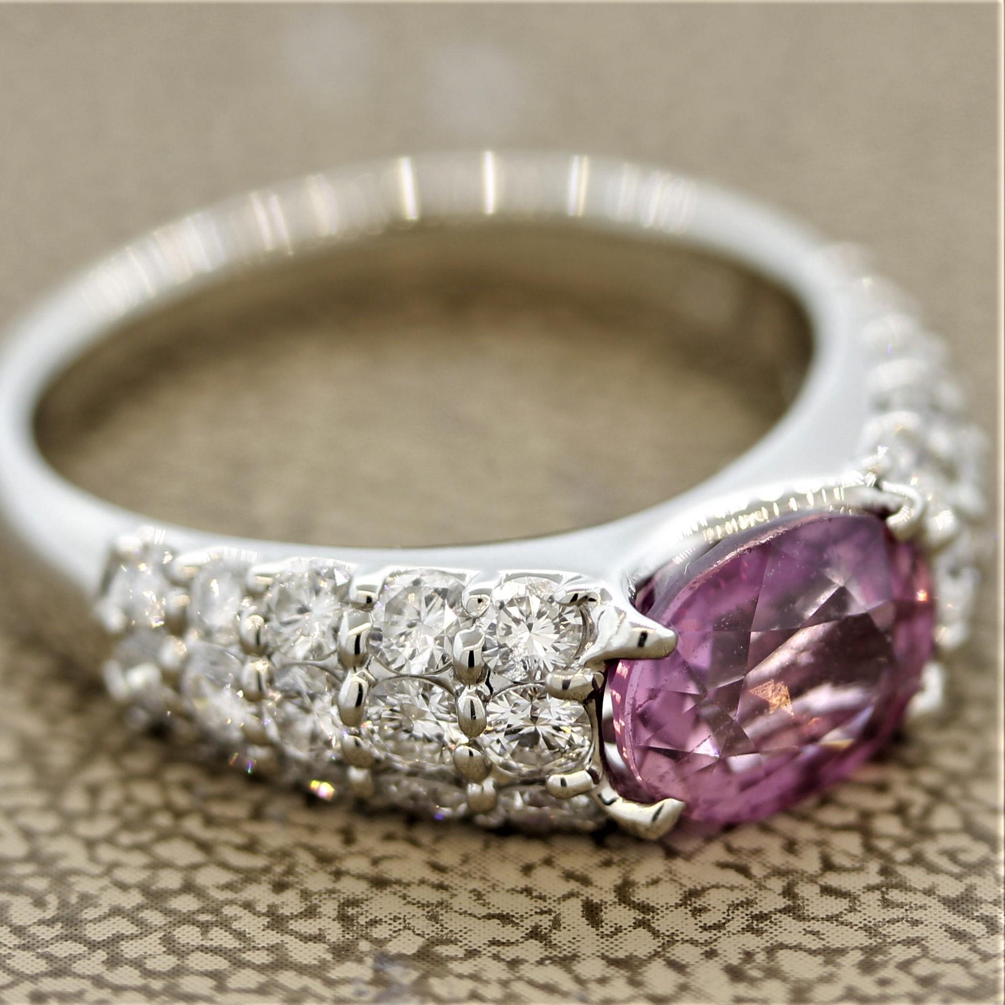 Donna Anello in platino con zaffiro rosa e diamante in vendita