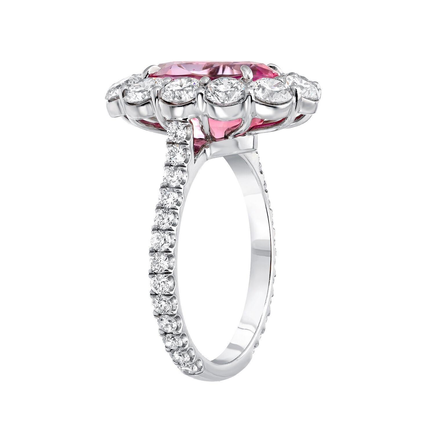 Spektakuläre 5::55 Karat GIA-zertifizierte natürliche unerhitzte Ceylon Pink Sapphire oval:: und 2::37 Karat insgesamt Diamant Platin-Ring. 
Lady Gaga Verlobungsring Stil. 
Das GIA-Zertifikat liegt bei. 
Größe 6. Die Größenanpassung ist auf Anfrage
