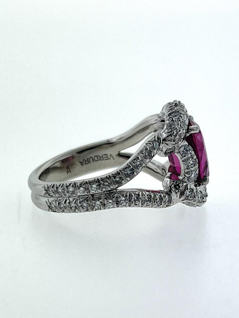 Dieser Platin-Diamant-Ring hat eine 3,53ct Oval Pink Sapphire Center mit achtundsechzig (68) Runde Brillantschliff Diamanten mit einem Gewicht von 0,63ctw G-VS in Qualität. Der Ring hat einen geteilten Schaft mit einer französischen Pflasterfassung.