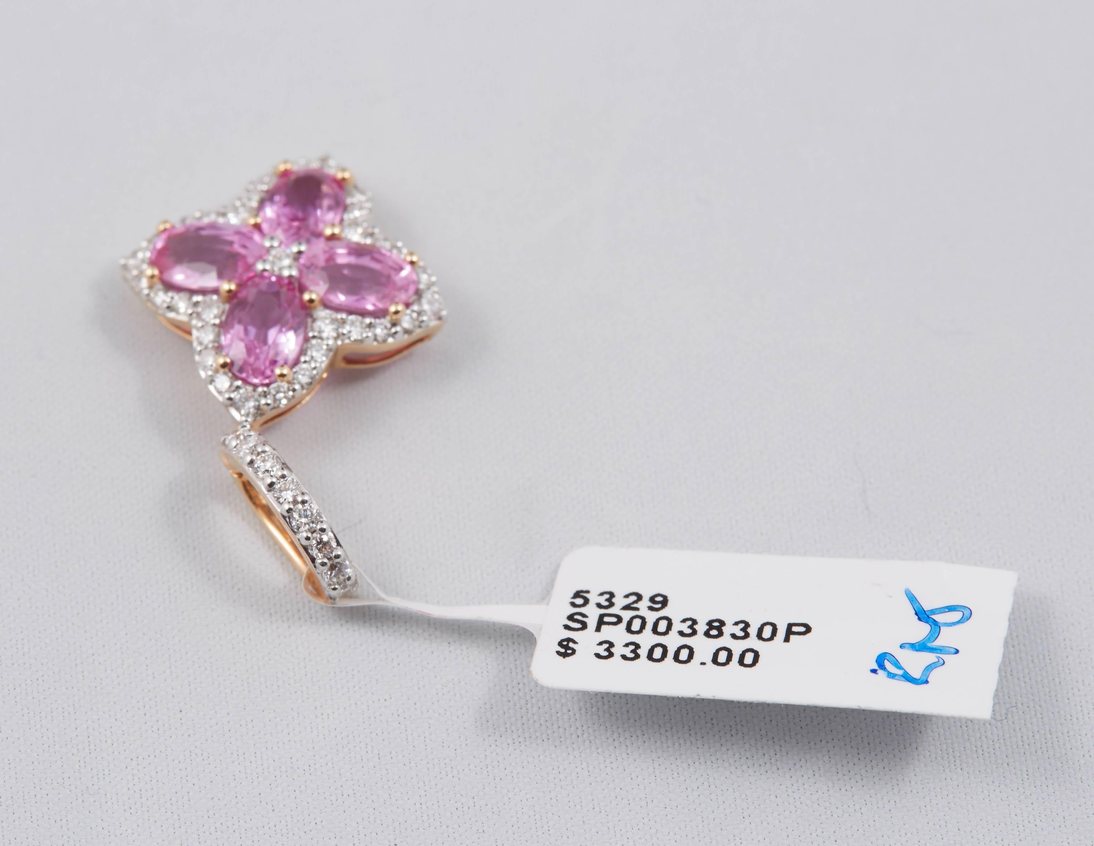 or rose 18K 2.1 G.
4 saphirs roses 2,39 Cts.
41 diamants ronds 0,42 Cts.