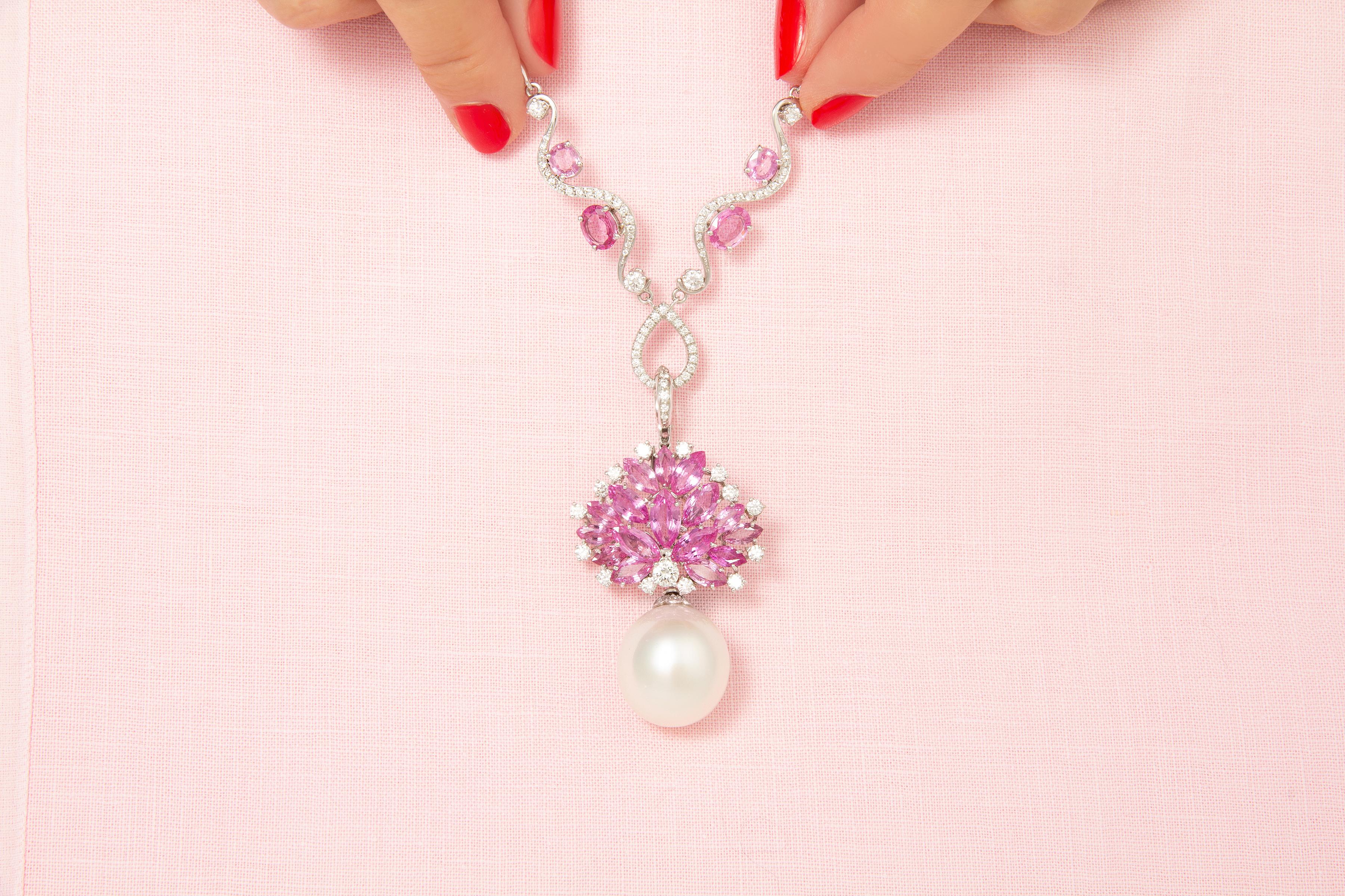 El colgante de zafiro rosa, diamante y perla de los Mares del Sur presenta un espray de zafiros facetados en forma de marquesa salpicados de diamantes redondos. La joya suspende una espléndida perla de los Mares del Sur de extraordinario tamaño: 20