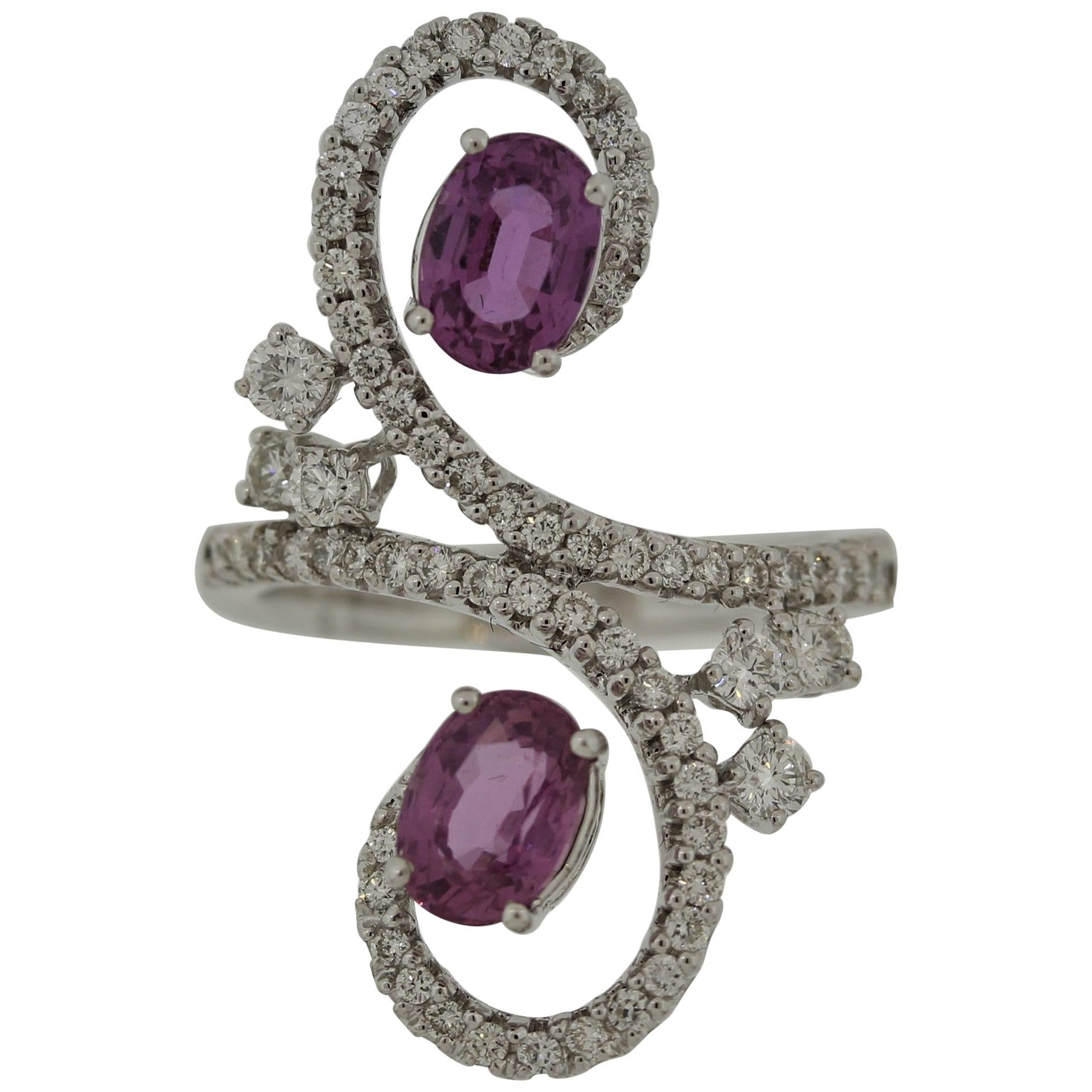 Bague cocktail tourbillonnante en or avec saphir rose et diamant