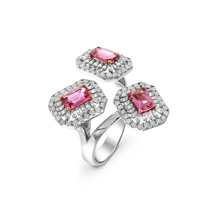 Bague à trois pierres en or blanc 18 carats avec saphir rose 1,84 carat et diamants Neuf - En vente à Hong Kong, HK