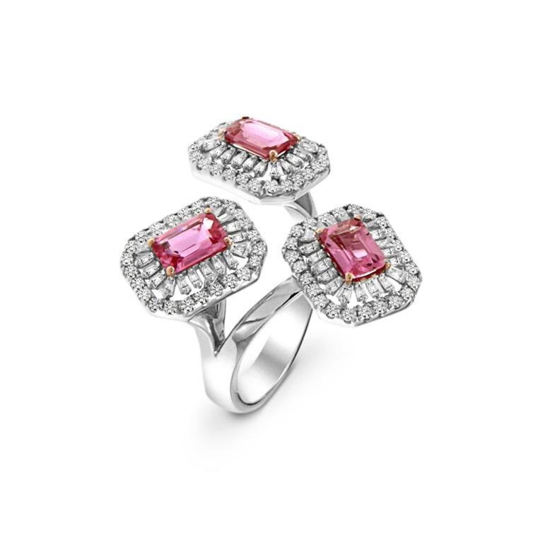 1,84 Karat Rosa Saphir-Diamant-Dreistein-Ring aus 18 Karat Weißgold  im Zustand „Neu“ im Angebot in Hong Kong, HK