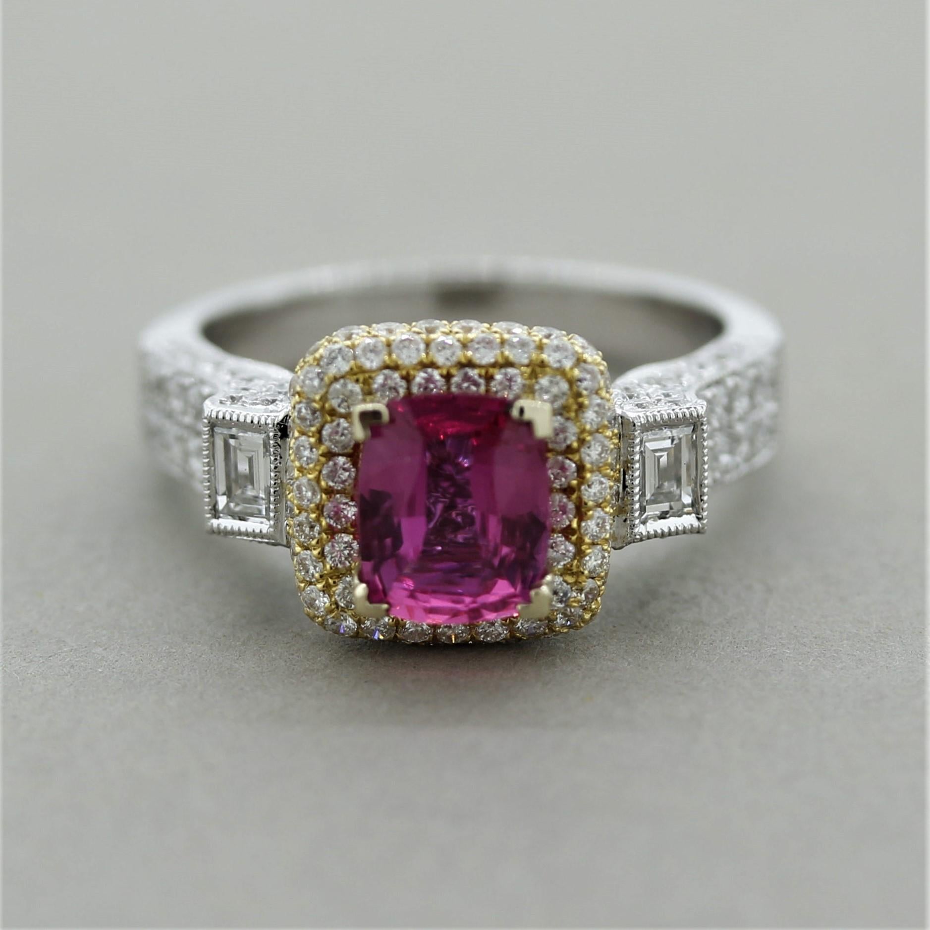 Un exquisito anillo de piedras preciosas con un zafiro rosa vivo de 1,25 quilates con un toque de rojo. Tiene forma de cojín y está acentuado por 1,45 quilates de diamantes redondos brillantes y talla baguette. Fabricado en oro de 18 quilates, el