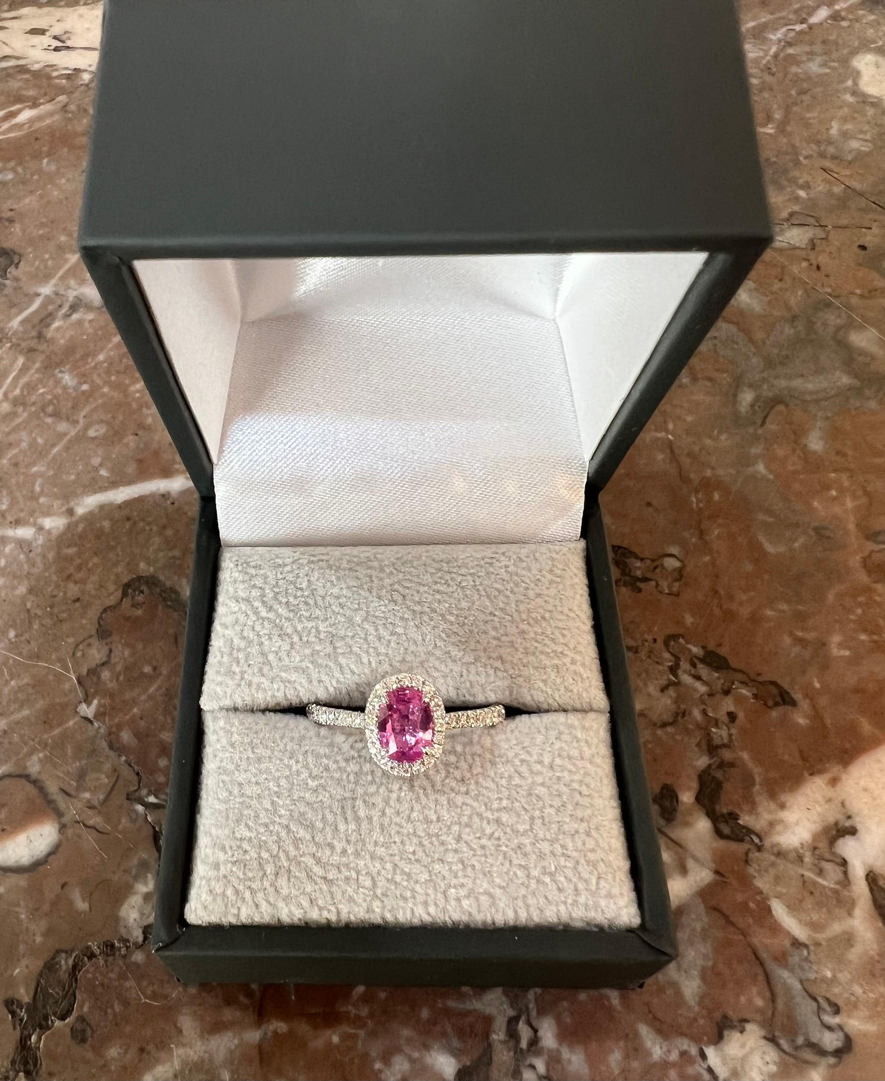 Bague de fiançailles en or blanc 18 carats avec saphir rose et diamants Excellent état - En vente à Paris, FR