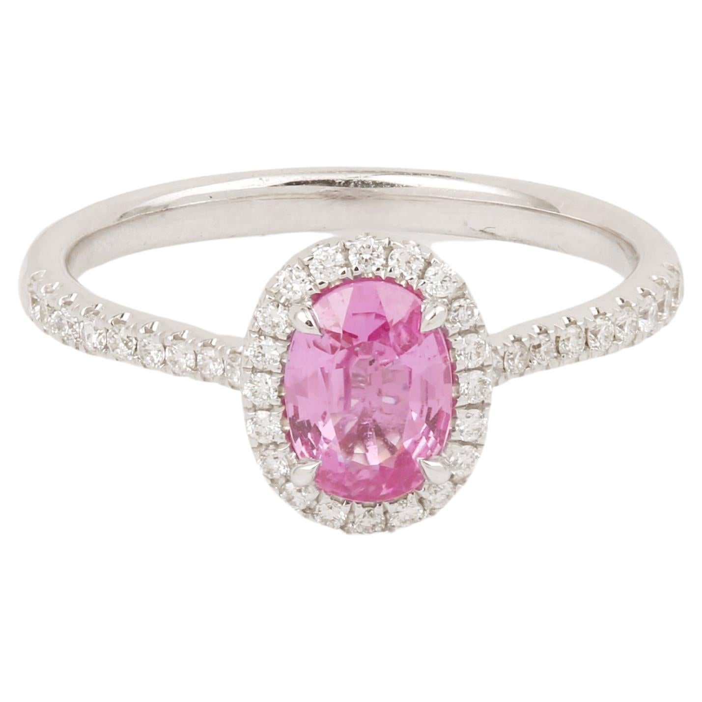 Bague de fiançailles en or blanc 18 carats avec saphir rose et diamants en vente