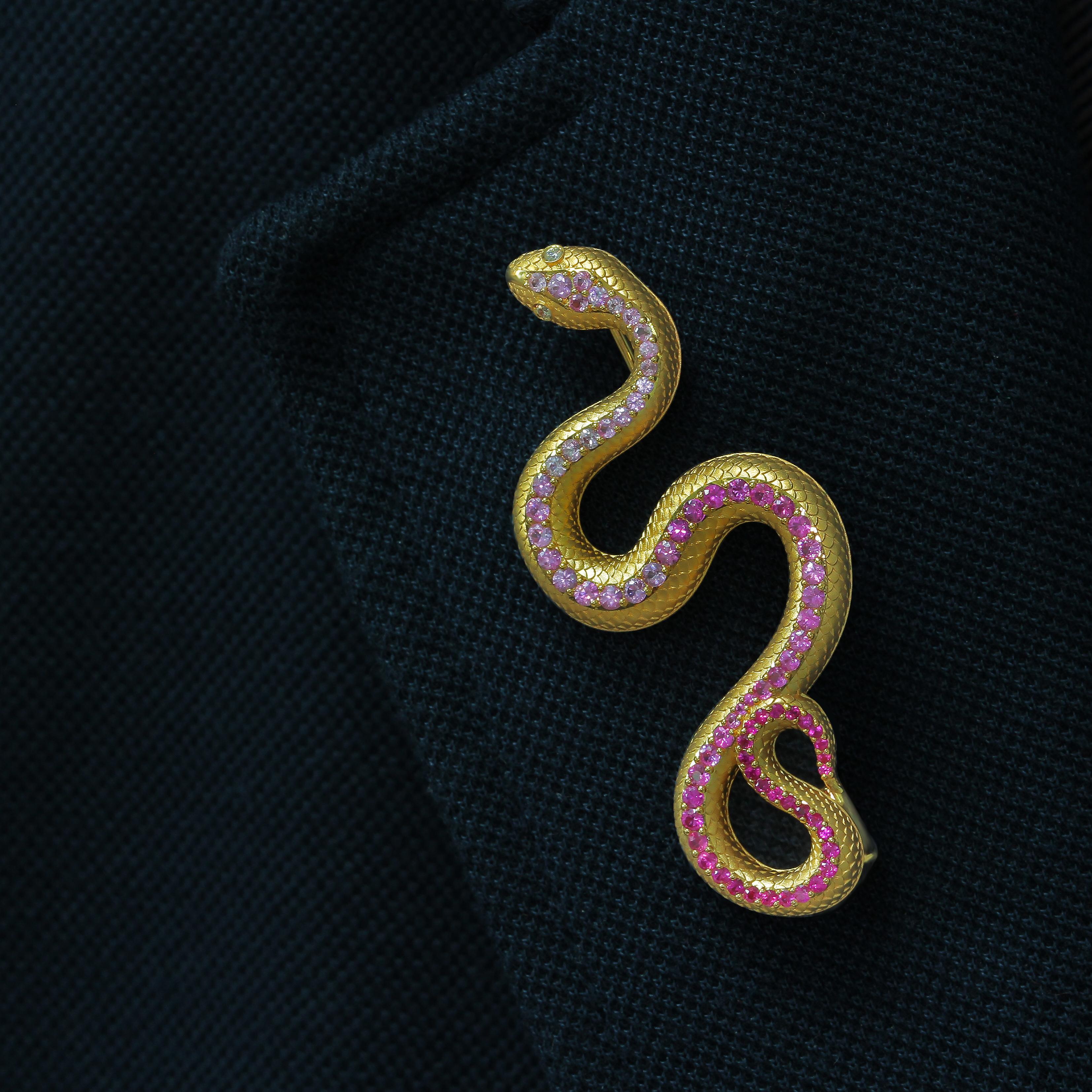 Schlangenbrosche mit rosa Saphiren und Diamanten aus 18 Karat Gelbgold

Werfen Sie einen Blick auf diese hochdetaillierte Brosche, die die ganze Weisheit der Schlange verbreitet. Sorgfältig ausgewählte Farbabstufungen von rosa Saphiren zu Diamanten
