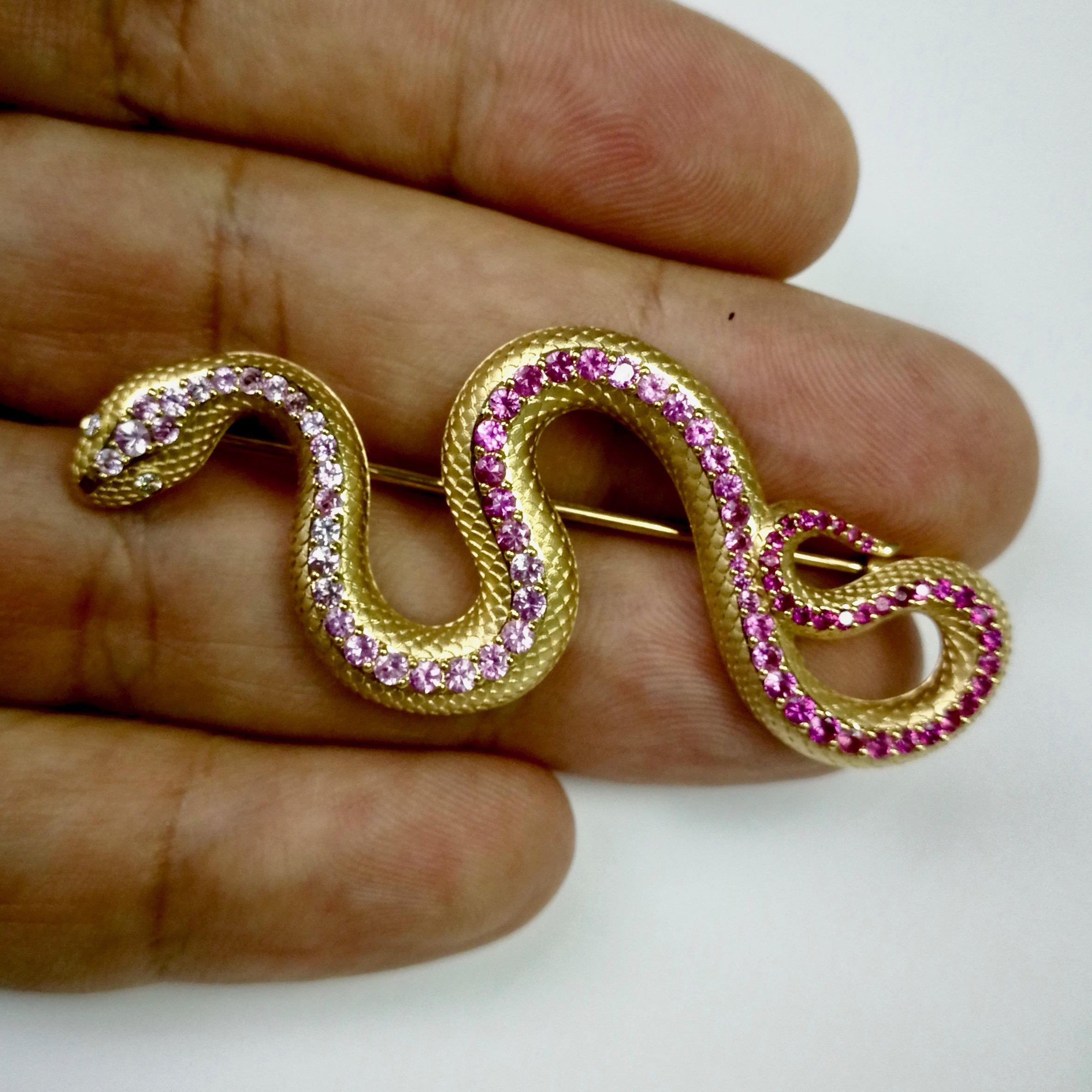 Schlangenbrosche aus 18 Karat Gelbgold mit rosa Saphiren und Diamanten (Zeitgenössisch) im Angebot