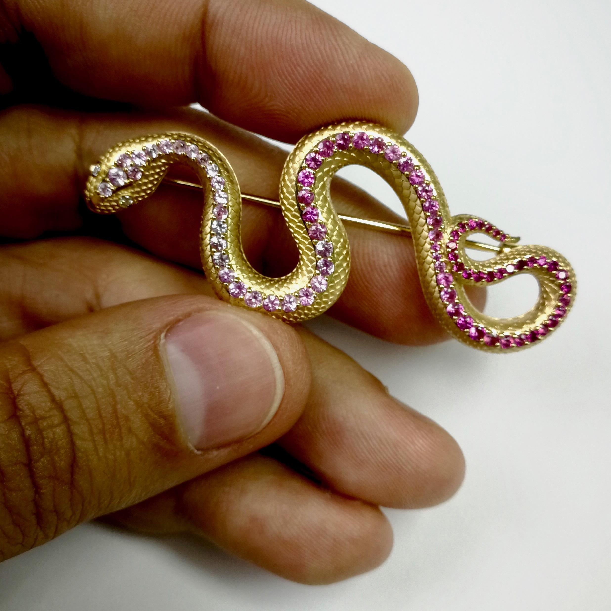 Schlangenbrosche aus 18 Karat Gelbgold mit rosa Saphiren und Diamanten (Rundschliff) im Angebot