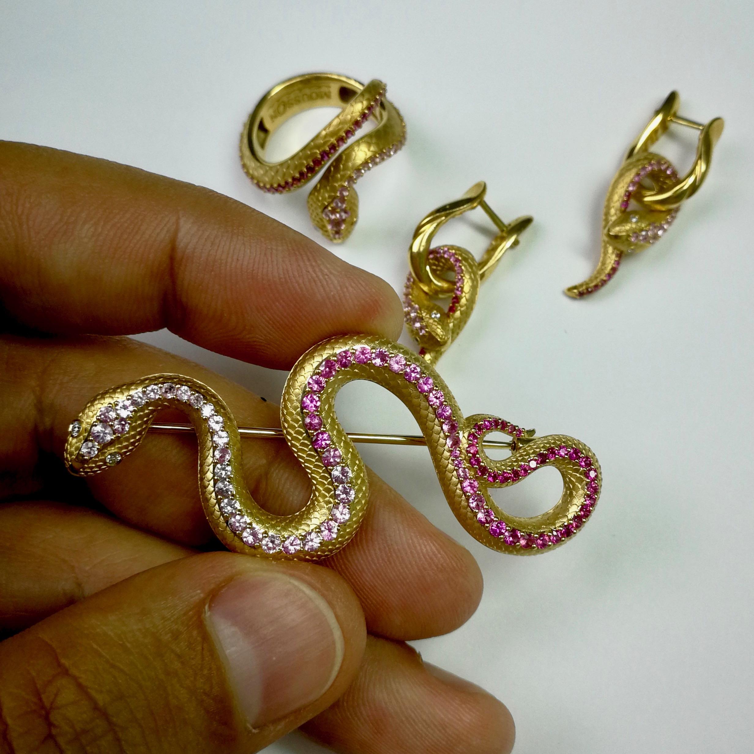 Rosa Saphir Diamanten 18 Karat Gelbgold Schlangenring Ohrringe Brosche Suite (Zeitgenössisch) im Angebot