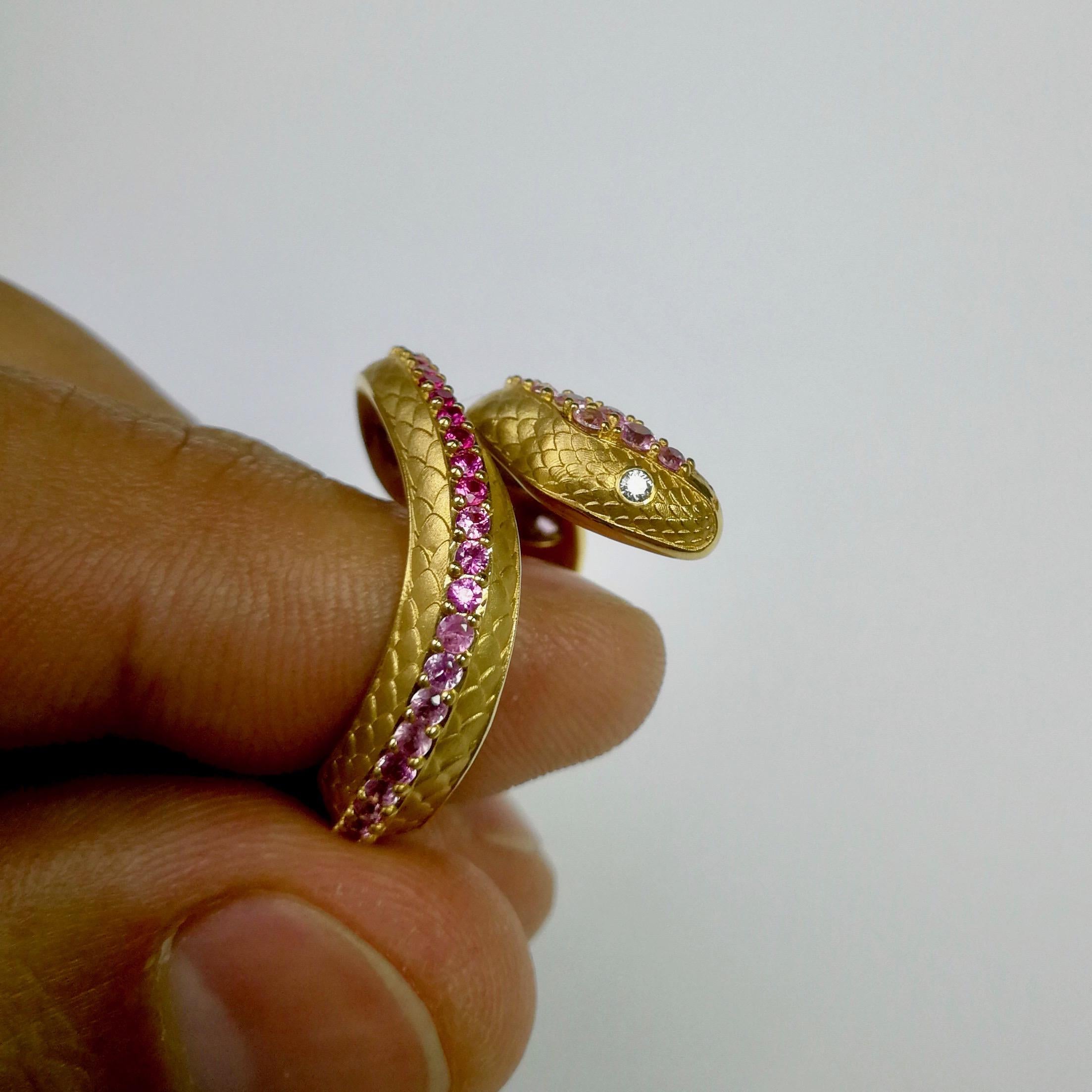 Taille ronde Parure bague et broche serpent en or jaune 18 carats, saphirs roses et diamants en vente