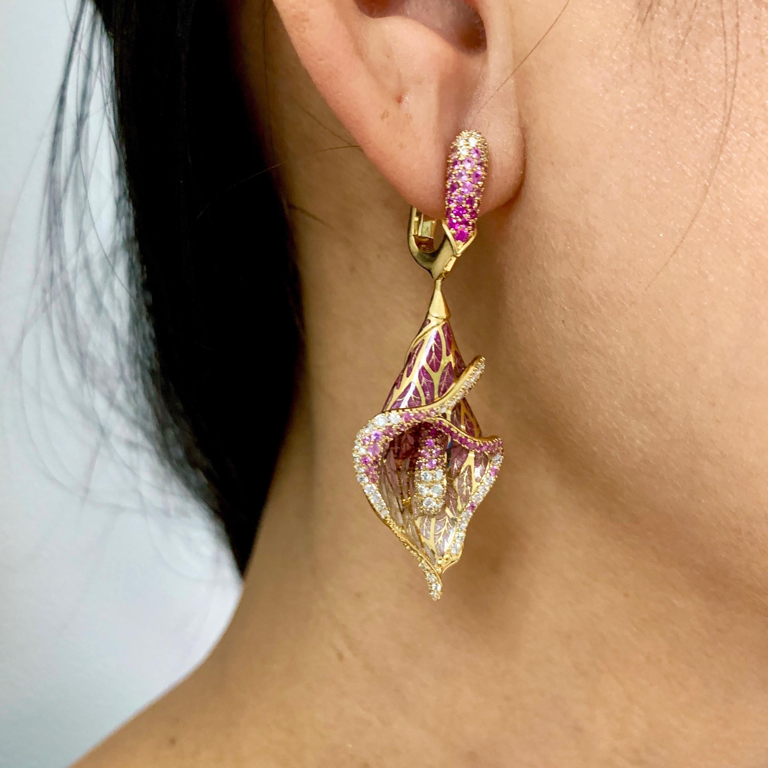 Ohrringe aus 18 Karat Gelbgold mit rosa Saphiren und Diamanten und farbiger Emaille im Angebot 5