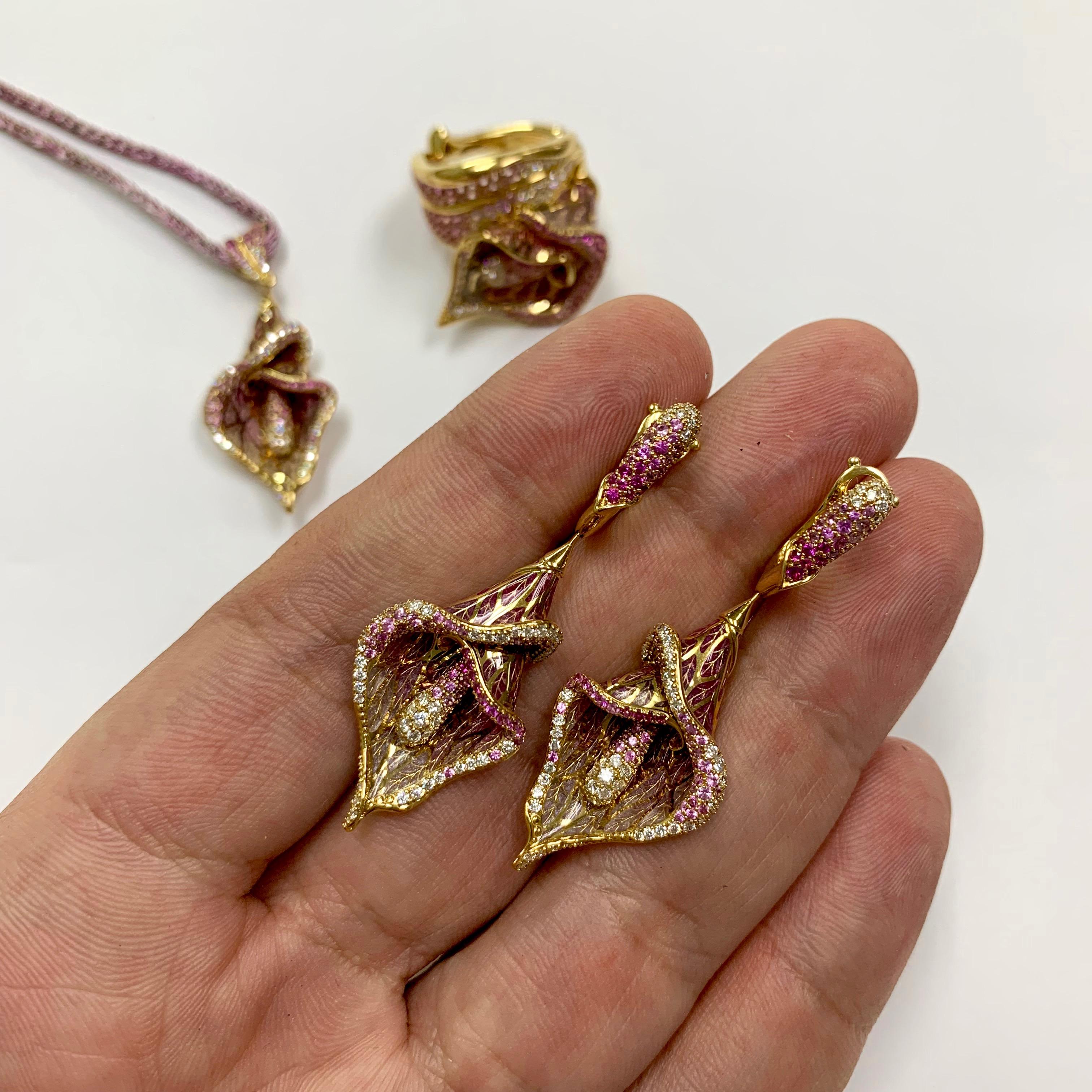 Ohrringe aus 18 Karat Gelbgold mit rosa Saphiren und Diamanten und farbiger Emaille im Angebot 3