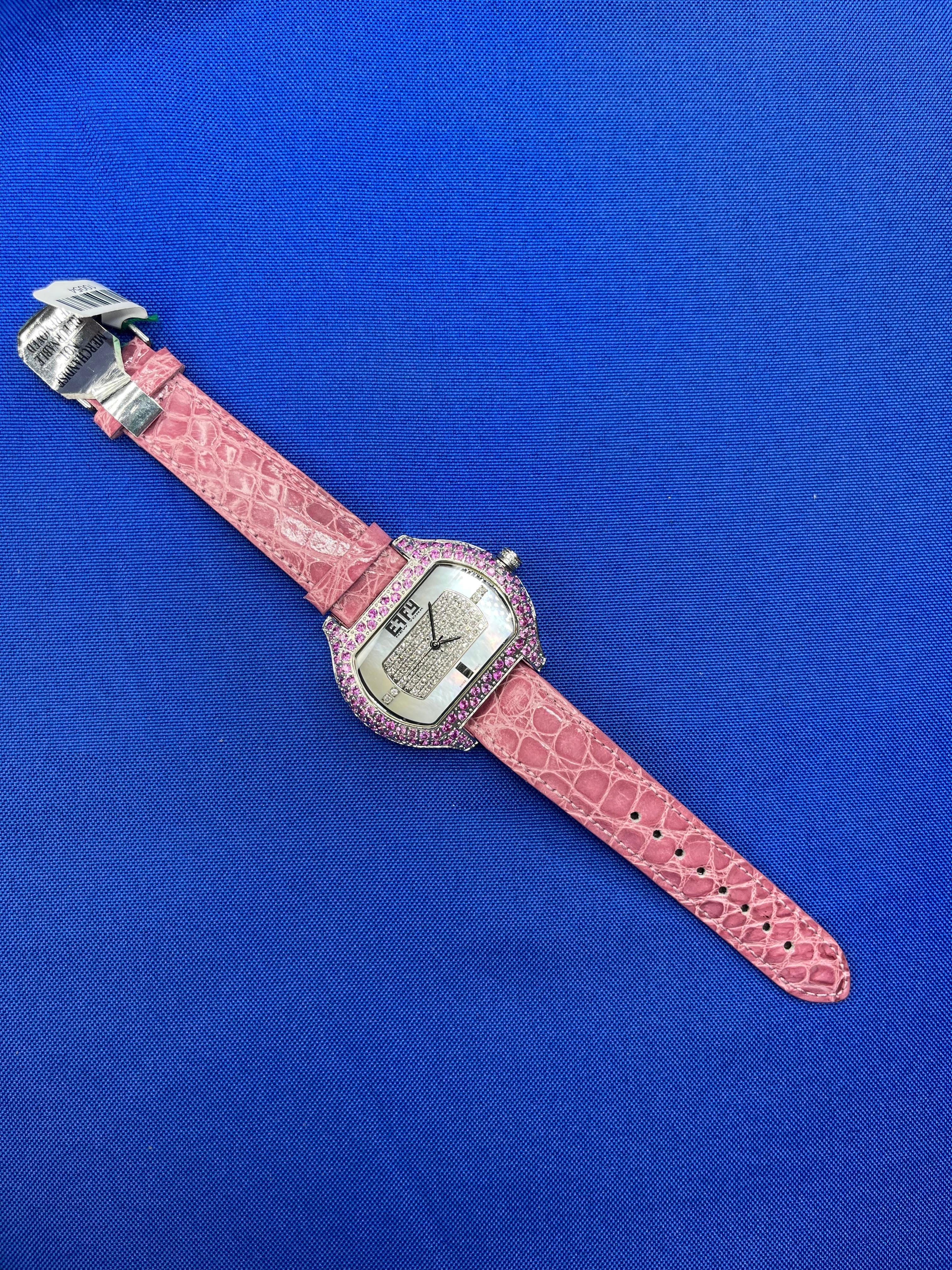 Cadran pav de saphir rose et de diamants Montre de luxe suisse  quartz avec bracelet en cuir exotique en vente 4