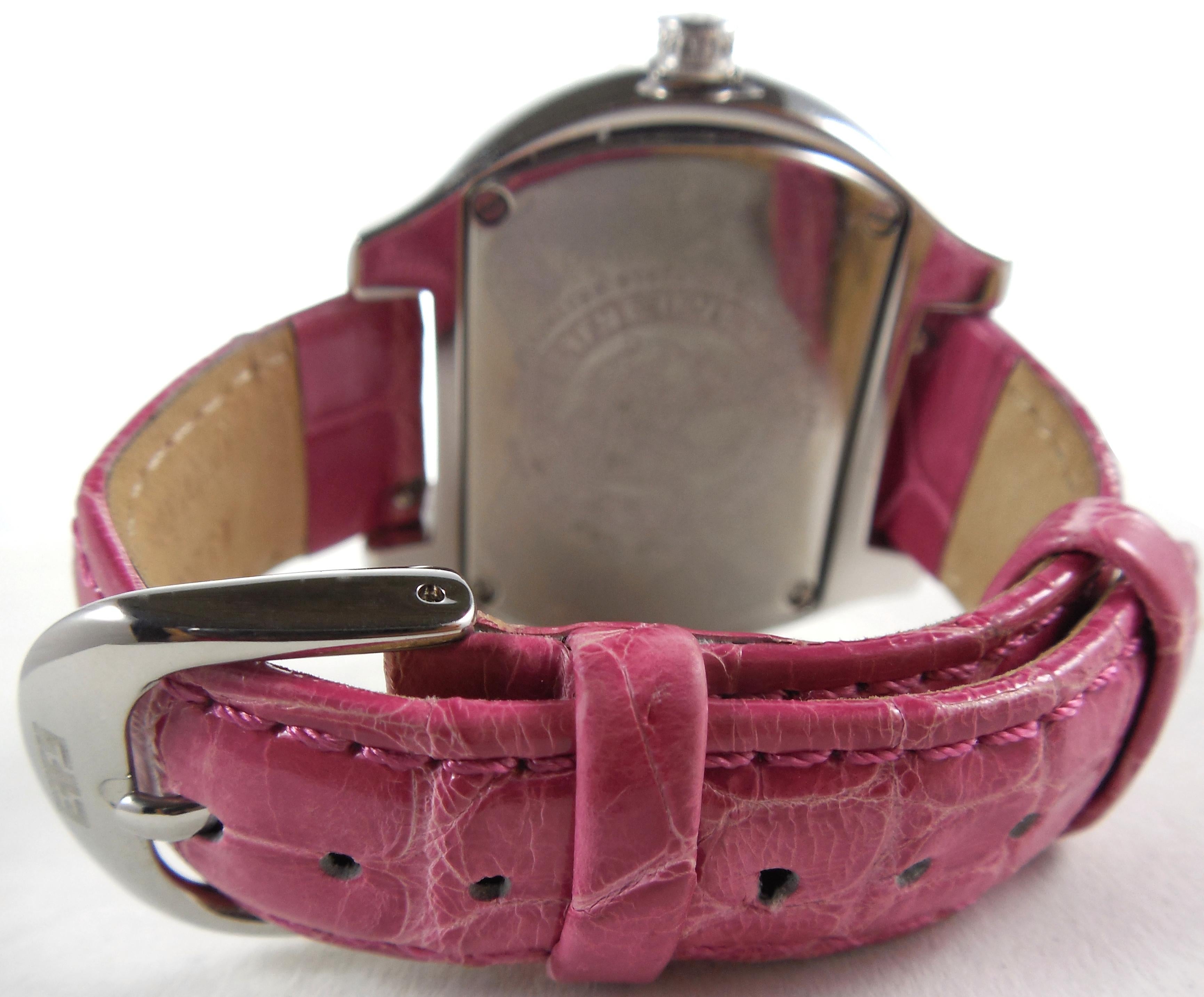 Cadran pav de saphir rose et de diamants Montre de luxe suisse  quartz avec bracelet en cuir exotique en vente 1