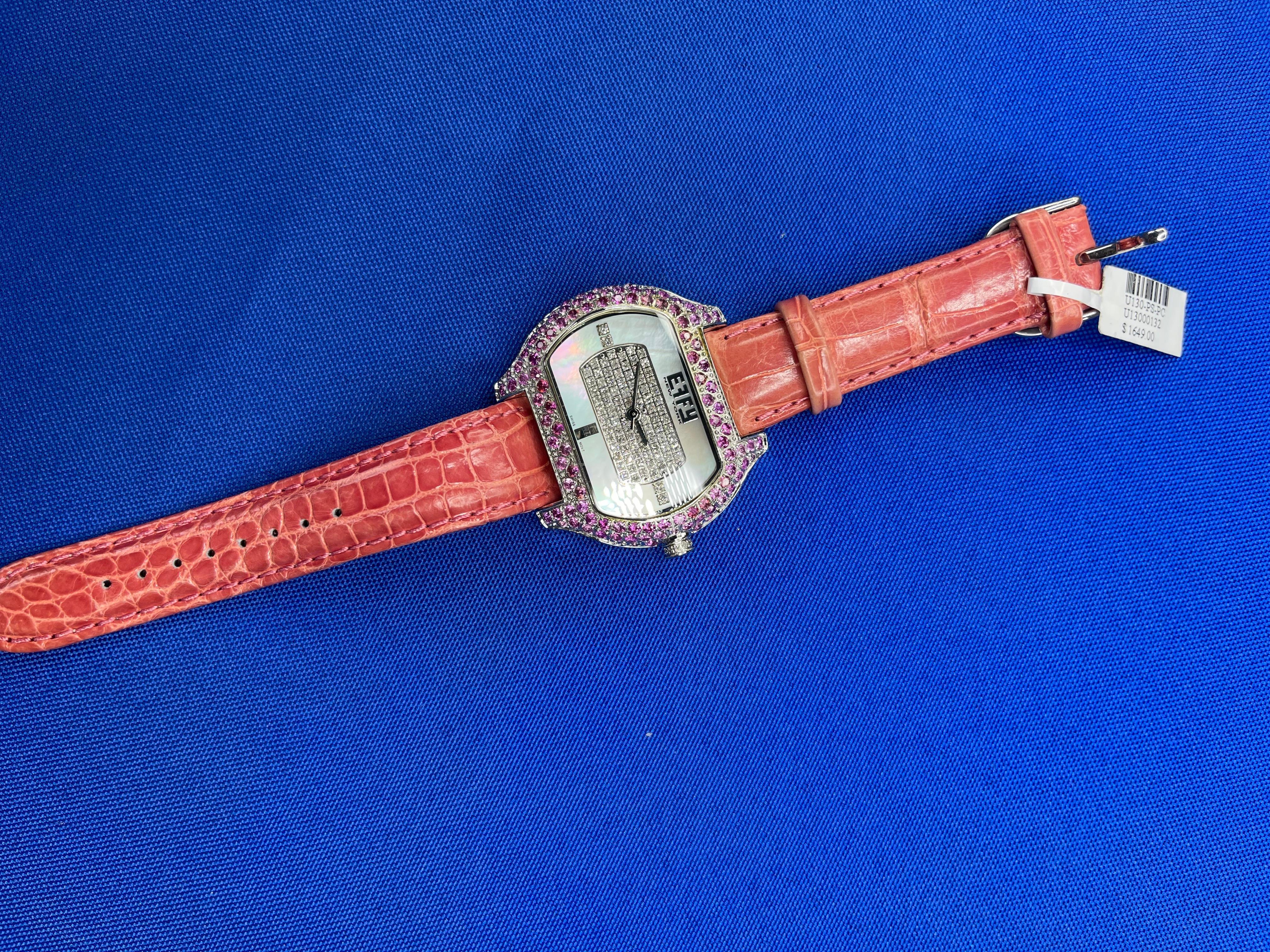 Cadran pav de saphir rose et de diamants Montre de luxe suisse  quartz avec bracelet en cuir exotique en vente 2