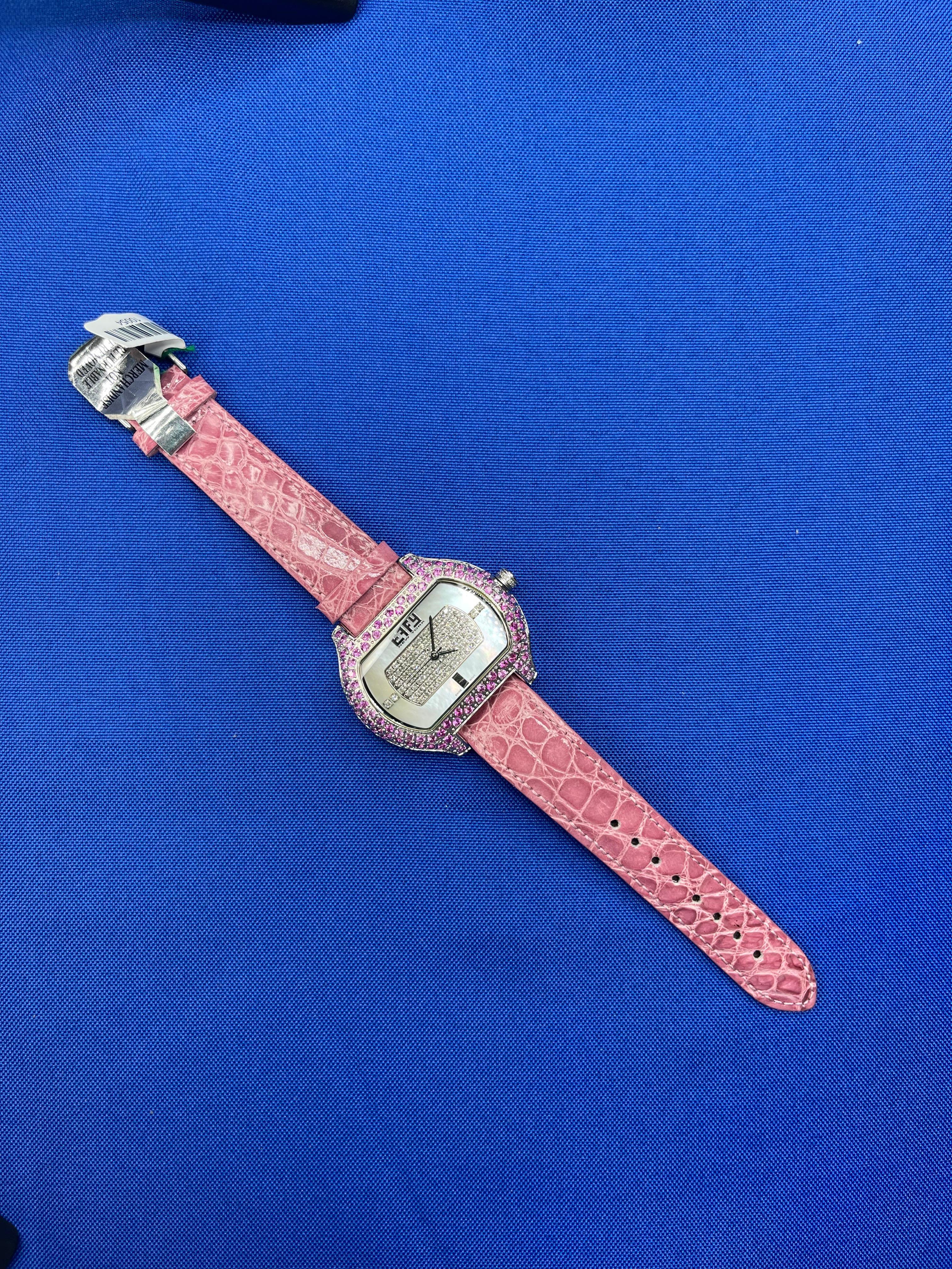 Cadran pav de saphir rose et de diamants Montre de luxe suisse  quartz avec bracelet en cuir exotique en vente 3