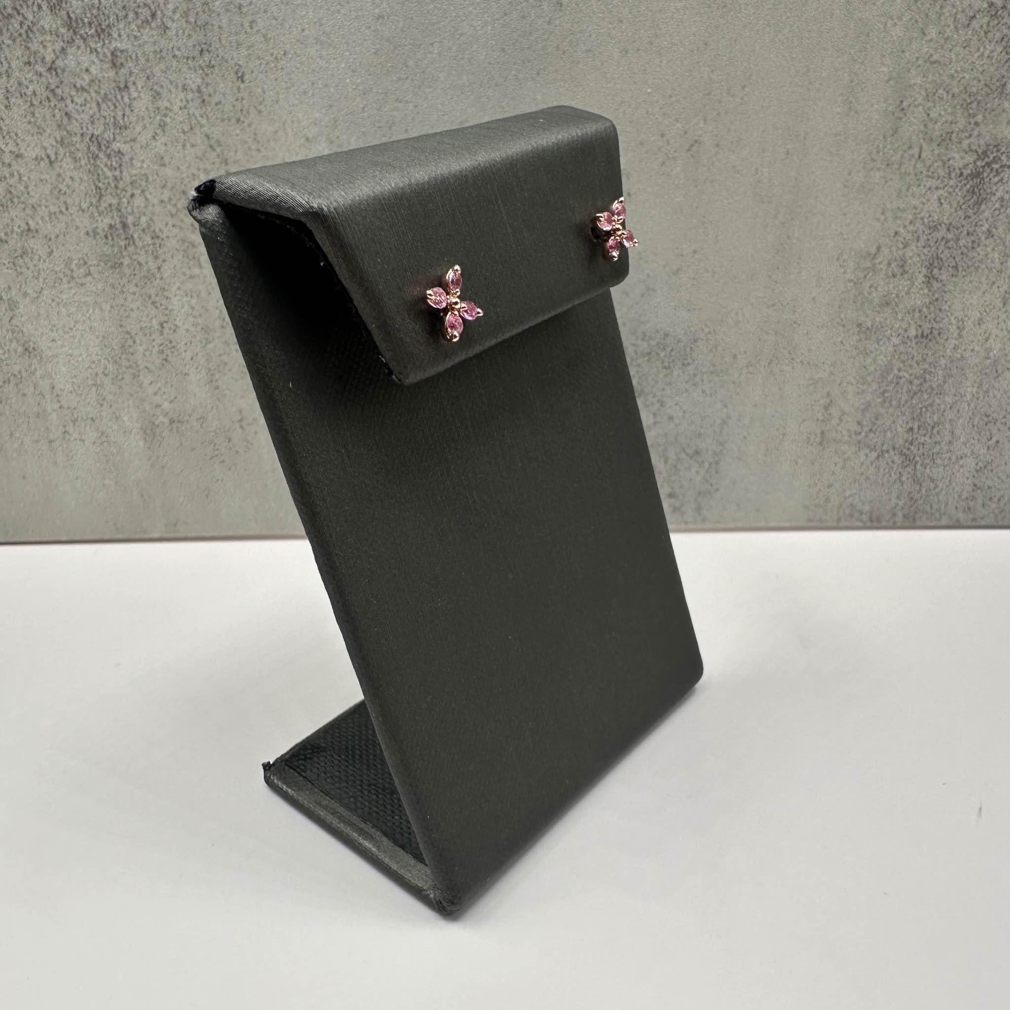 Ces élégantes Eleg en saphir rose en or rose 14kt présentent 0,46ctw de saphirs roses ronds naturels, offrant un aspect vibrant et délicat. Pesant seulement 1,22 gramme, elles sont légères mais durables pour un usage quotidien. Les dos filetés